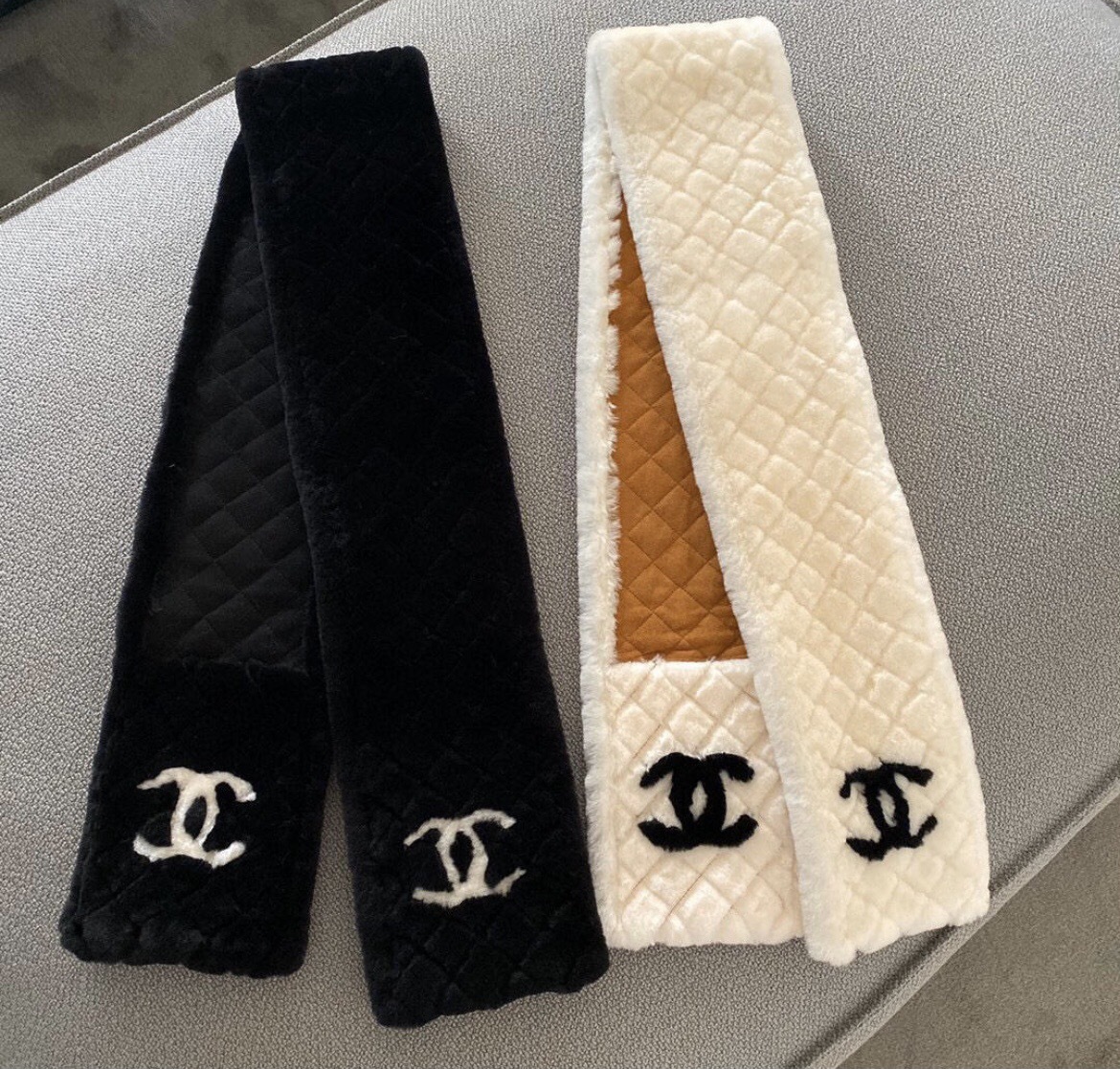 ️超级保暖Chanel秋冬新款!!!简约奢华大气白富美进口人工皮草和羊绒的结合高级的范畴已不只是围巾披肩