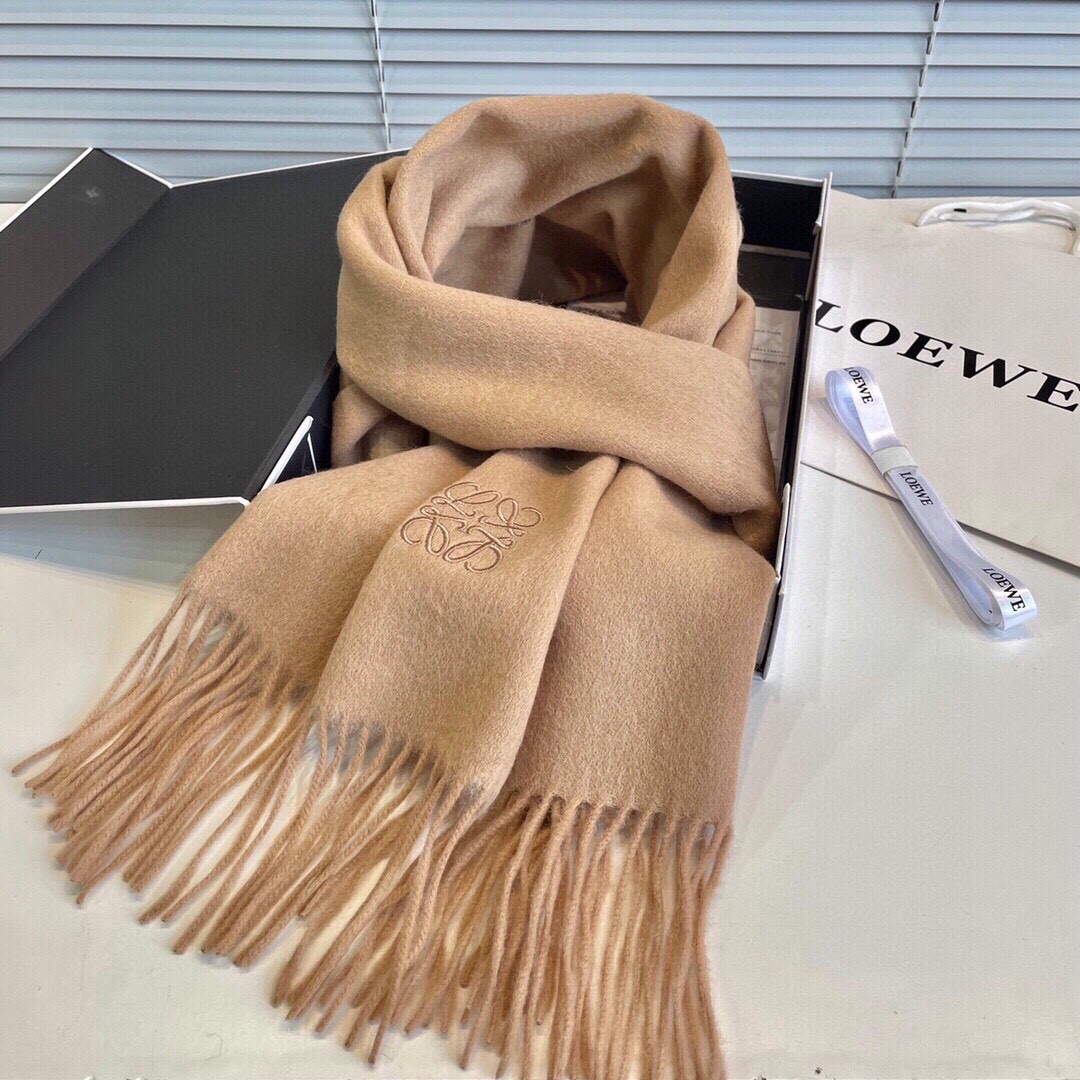 Loewe罗意威今年最新的订单讲真送人自用百分推荐SviP推荐自留.品质绝对放心.真心觉得可以多入几色太