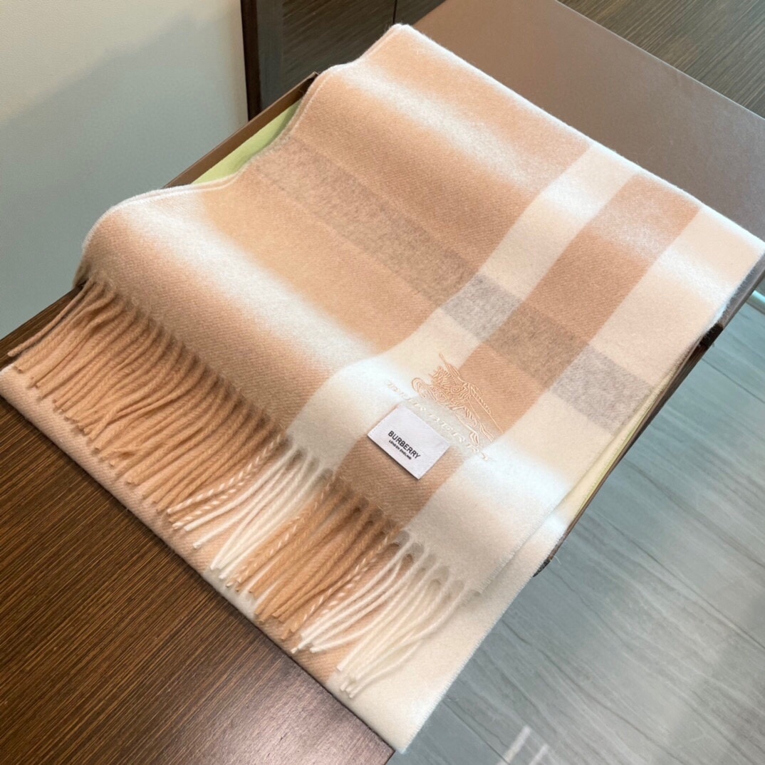 重磅推荐️顶级外单火爆N年的经典格时潮人都有好几条巴宝莉围巾放在衣橱一条小小的围巾其作用不可小视它对于穿