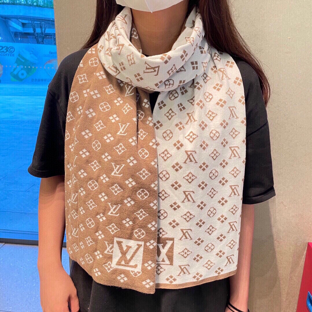 NO:188313,Super big counter synchronous classic design, perfect lv logo, strongly recommended, no hand is slow, don't go to the counter to buy and buy agent, you need 3800  absolutely the same price, really good, [new color, very skin-friendly and soft, like skin] This size is not big or small, especially easy to match, the quality is super easy to understand high-end quality, high-end details, what you see is what you get, heavy and huge VIP customers must-have recommendation 32x200 customer-supply cashmere long scarf, high-version scarf, louis vuitton19860909超级大爆款专柜同步 经典设计完美,若隐若现的lv标志,强烈推荐手慢无千万别去专柜买代购就要3800 绝对一模一样价格真心好,【新色 质地非常亲肤柔软 ,如般的皮肤】这个size不大不小特别好搭配,品质超级好拿到手就会懂的高端品质,高端细节所见即所得重磅巨献VIP客户必入推荐32x200客供羊绒大长巾高版本围巾,高版本围巾,louis vuitton,scarf