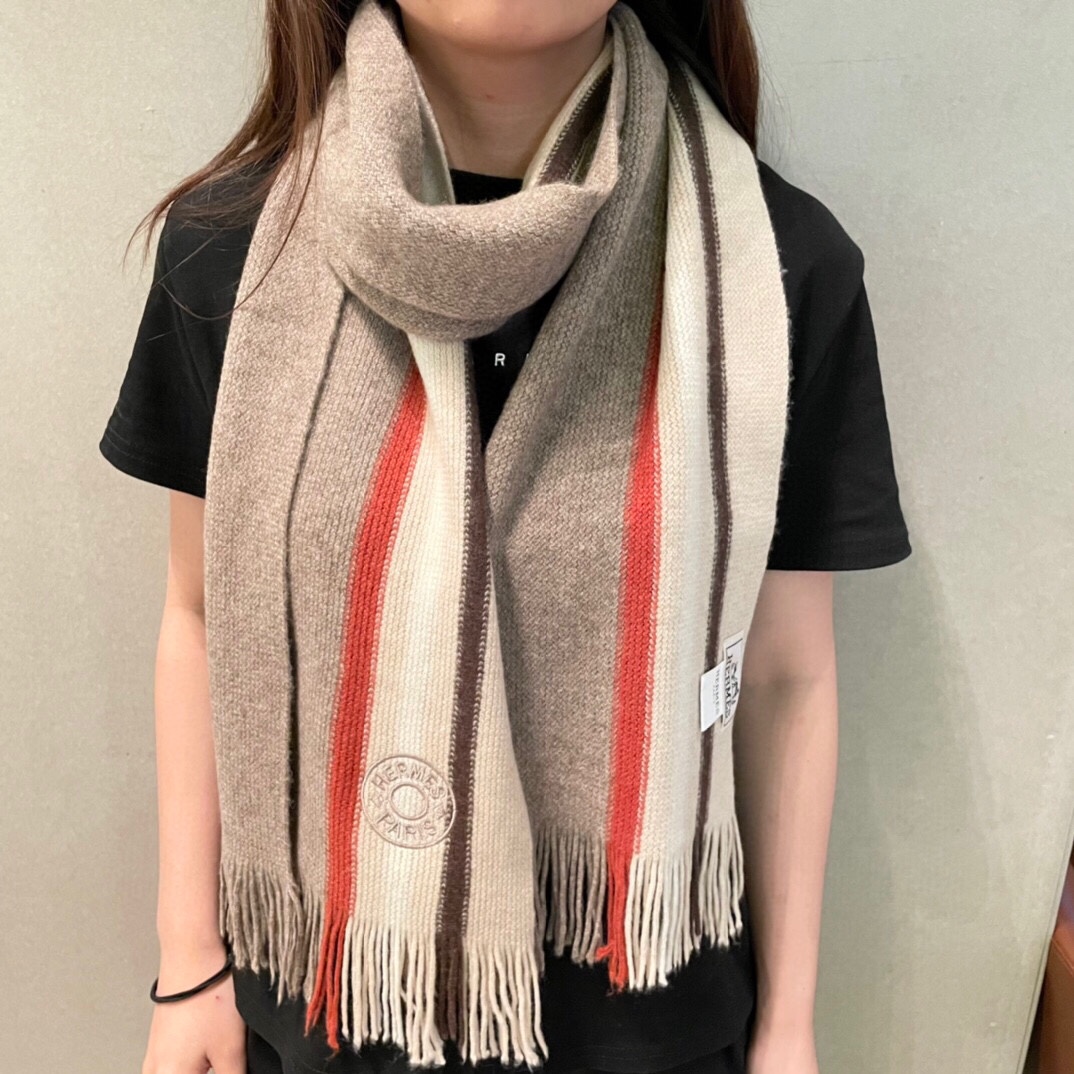 NO:188306,New Hermes men's and women's scarves are bought and cherished~ They are all export orders, so it is difficult to find something that is exquisite and beautiful. You must buy this H-home women's scarf. The style is very feminine and the charm is very Classical in the men's and women's styles. The classic and large-scale material uses customer-supplied cashmere, which is very delicate and soft, very beautiful. The upper body effect is invincible, beautiful, elegant and simple, super beautiful color scheme, any boy and girl will like, the small logo is very exquisitely embellished with texture and not ostentatious~~ It is very suitable to match formal wear or casual wear~ folding or circle around, gentleman and stylish, with a warm demeanor. Material cashmere, size 32x180 high-version scarf, high-version scarf, christian louboutin, hermes19860909上新爱马仕男女款围巾且买且珍惜~都是出口订单所以比较难遇东西讲究少而精好看的一定要收这款H家女士围巾,款式很有女性魅力是男女款里非常Classical的设计,经典大方面料采用的是客供的羊绒细腻柔软度都非常的好,非常漂亮.上身效果无敌好看大气简约,超级好看的配色,任何男生女生都会喜欢的款吧小小Logo非常精致的点缀有质感不张扬~~搭配正装或者搭配休闲装都很合适~对折挂围或者绕圈围都完全可以,绅士有型~有温度的风度.材质羊绒,尺寸32x180高版本围巾,高版本围巾,christian louboutin,hermes,scarf