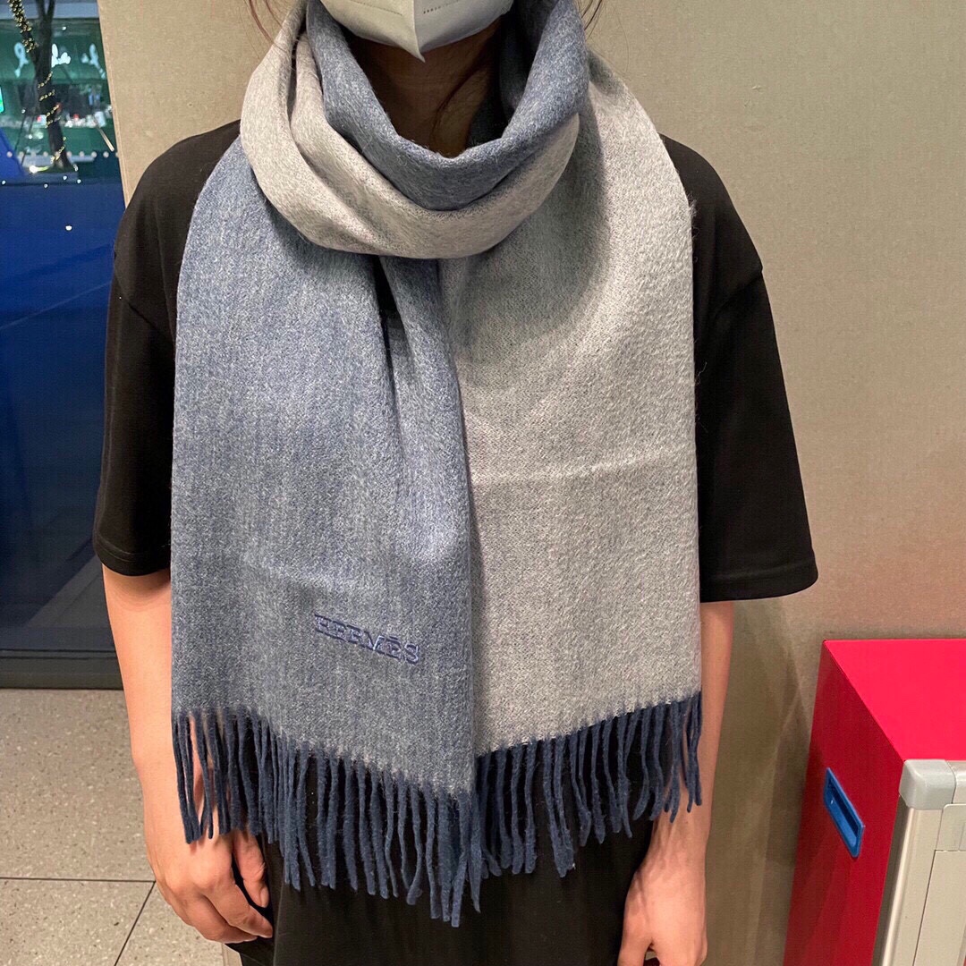 NO:188325,New colors are here, and the new double-sided Hermes new heavy-sized recommendation official website latest model. Top cashmere material is very warm, soft and skin-friendly, without tying the neck, classic two-color design size 32*180cm, everyone should have a high-version scarf, high-version scarf, hermes19860909新色到 怒推走量双面爱马仕新款重磅推荐官网最新款 顶级山羊绒材质非常保暖 柔软亲肤,不扎脖经典双色设计尺寸32*180cm人人都应该拥有一条高版本围巾,高版本围巾,hermes,scarf