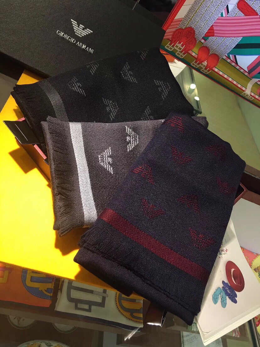 NO:188329,I praised the benefits of my own family members, and the counter is on sale at the same time. This price is really invincible and great value!  Mom's price feedback~ I bought a very honest man's scarf with absolute value. The fabric is very soft and very man-made. The upper body effect is invincible, beautiful, elegant and simple, super beautiful male god color matching, any boy will like it. It has a texture and is not ostentatious~ The tail is a little bit more benefit everyone~ The classic men's 40cm wide cashmere scarf is universal for men and women, cashmere, specifications 40*190cm with formal wear or casual wear. It is perfect for folding or circles. It is gentlemanly stylish and has a warm demeanor. High-version scarf, high-version scarf, armani, armani19860909怒赞自留家属福利,专柜同步在售,这个价格真的无敌超值！亲妈价格回馈~买到绝对值Armani阿玛尼非常正的男士围巾~面料大爱,非常柔软很Man的风格,上身效果无敌好看大气简约,超级好看的男神配色,任何男生都会喜欢的款吧,有质感不张扬~尾单余一丢丢福利大家~经典男士的40cm宽羊绒围巾男女通用款式,羊绒,规格40*190cm搭配正装或者搭配休闲装都很合适~对折挂围或者绕圈围都完全可以,绅士有型~有温度的风度三个色.高版本围巾,高版本围巾,armani,armani,scarf