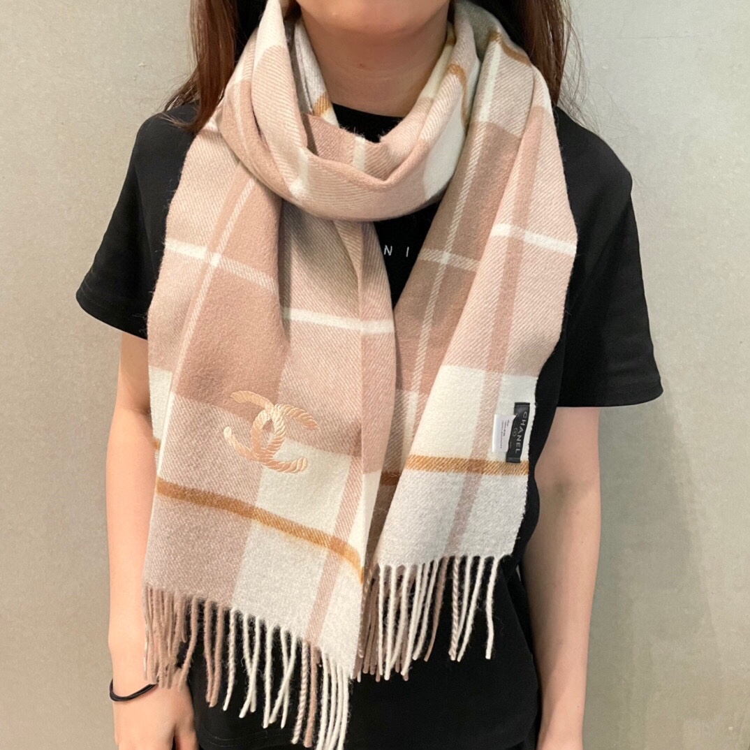 NO:188334,New style, matching tools, Chanel series, exclusive to VIP products, top imported Scottish wool weaving, making scarves elastic and soft and skin-friendly, extremely noble and elegant, intellectual style, simple and atmospheric design, absolutely not fancy style, absolutely niche products, not everyone knows its goodness, absolutely the first choice for savoring life, must-have accessories for those who know the goods. A must-have for casual style matching!  [Color][Color][Color] Please take a detour for an amateur 32*200 wool high-version scarf, high-version scarf, chanel19860909新款 搭配利器 香奈儿系列货 专供vip 产品 顶级苏格兰进口羊毛纹路织法使围巾赋有弹性且柔软亲肤  无比的高贵优雅 知性的款式 简洁大气的设计 绝对的不是花里胡哨的款式绝对的是小众产品 不是谁都懂的它的好 绝对的品味生活的首选搭配饰品 识货者必入.休闲风格搭配必备哦！[色][色][色]外行请绕道 32*200羊毛高版本围巾,高版本围巾,chanel,scarf