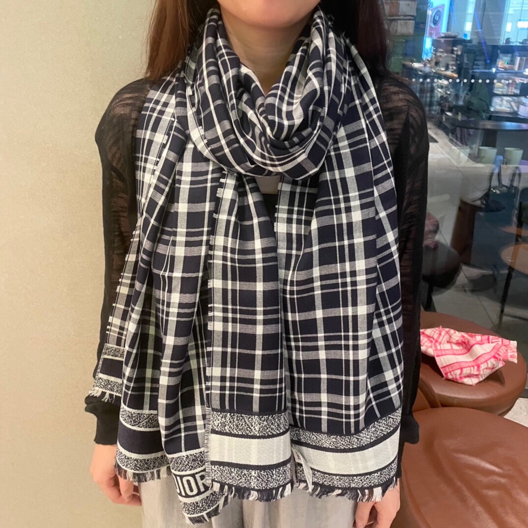 NO:188336,【This kind of Dior is really invincible and fashionable!  !  】Dior new style [plaid pattern shawl]!  !  The temperament is deep in the soul. The unique style is the most charming place for big brands to have a sense of existence at all times and completely conquer it!  It can especially reflect taste!  It has a beautiful and stunning temperament, you must use it. This print is really elegant and handsome!  !  !  I really like the color matching and design that are very charming and elegant, adding a kind of handsomeness and uniqueness than elegance!  !  !  Size 70*200cm, Ingredients cashmere   mulberry silk high-version scarf, high-version scarf, dior, shawls19860909【这样的Dior真的无敌时髦百搭！！】Dior新款【格子图案披肩】！！气质到灵魂深处啊.独有的格调,这才是大牌最迷人的地方时时刻刻都具有存在感,彻底征服！尤能体现品味！爆美爆气质,一定要入啊这款印花实在是优雅又帅气了！！！真的太喜欢了配色和设计都很有韵味显得气质和优雅,比高雅更增加一种帅气,独特了！！！尺寸70*200cm,成份山羊绒 桑蚕丝高版本围巾,高版本围巾,dior,shawls,scarf