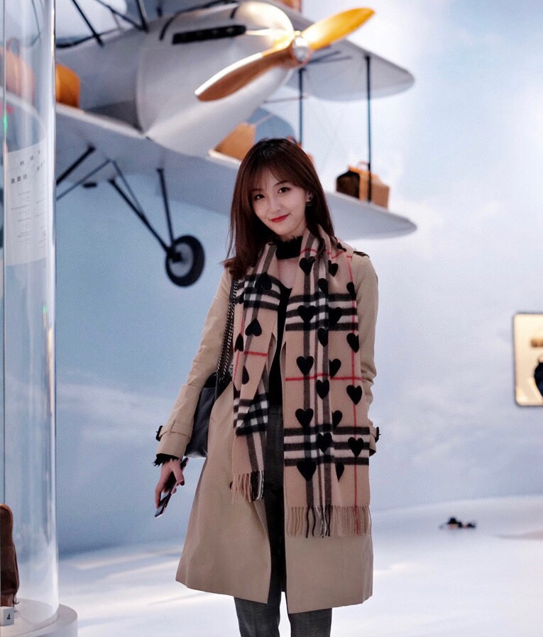 NO:188518,The hot products are coming. Burberry couples are hit, super cute classic peach heart cashmere scarf. Another style that has been redesigned for a century. Combination of classic fashion. Super outstanding style. Excellent feel. Specifications 32*180. The feel is absolutely instantly killed. High-version scarf, high-version scarf, burberry19860909爆款来袭 巴宝莉情侣大爆款,超级可爱的经典桃心羊绒围巾 又一款百年再设计的款式 经典时尚相结合 超级出彩的款式 手感极好 规格 32*180 手感绝对的秒杀一切仿货高版本围巾,高版本围巾,burberry,scarf