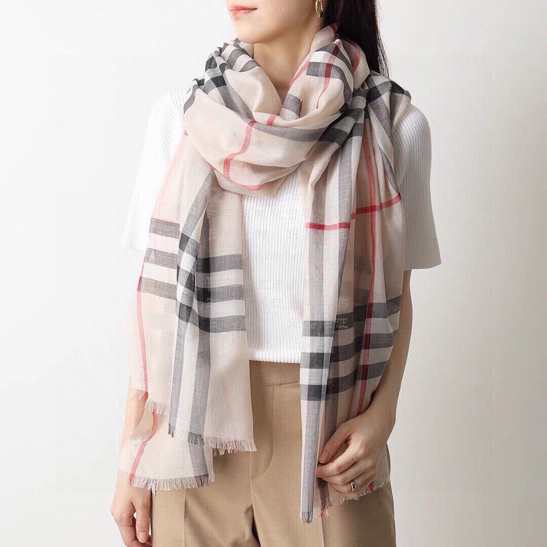 NO:188523,Bur new retro plaid, show style limited edition, as always classic plaid, it has been popular for 100 years and has not yet expired. The most classic plaid will give you benefits and buy it!  The color scheme is still camel, which is very elegant. The messy colors on the market are all fishing for troubled waters. Only camel color is the most classic. The circumference method can be piled up in circles, can be used as a shawl, and can be placed in front of the clothes. It is a high-profile item, and has never disappointed you. The machine is smooth, the feel is light and delicate, soft and comfortable. Orders exported to Italy, with all signs, and cashmere and silk!  Specifications 70×High-version scarf,High-version scarf,burberry,real silk,shawls19860909Bur新款复古格子,show款限量,一如既往的经典格子,流行了100年都没有过时,最经典的格子给你们福利抢购！配色依旧是驼色,很有气质,市场上乱七八糟的颜色,都是浑水摸鱼.只有驼色最最经典,围法可以绕圈堆积着围,可以当披肩,可以搭在衣服前面,高出镜率单品,从来没有让你失望过,机器走线平整,手感轻盈细腻,柔软舒适,出口意大利的订单,标牌齐,材质羊绒加真丝！规格70×高版本围巾,高版本围巾,burberry,real silk,shawls,scarf