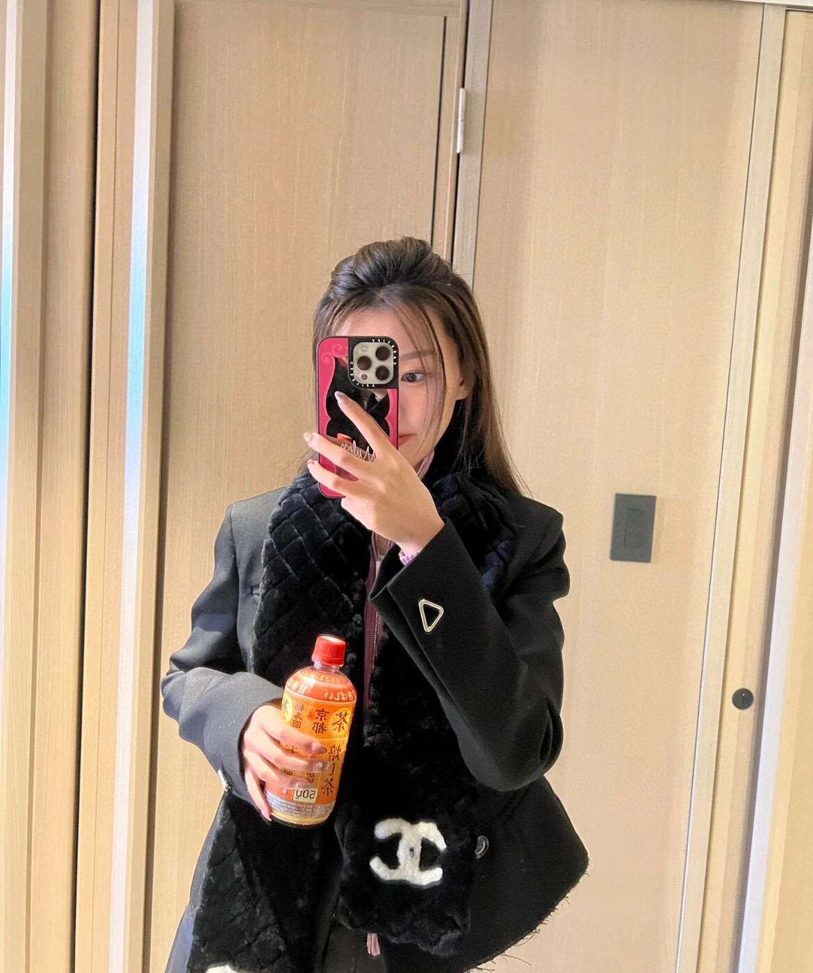 NO:188530,【Super warm Chanel new autumn and winter style!  !  !  】Simple, luxurious, elegant, white and rich, a combination of imported artificial fur and cashmere, the high-end category is no longer just a scarf shawl, but more like a high-end ready-to-wear that makes people eye-catching and happy!  !  !  With everything, HOLD stays everything!  Too high-end, too good!  !  !  The upper body effect is even more beautiful at the level of a lady, showing the high-end and high-end women to the extreme!  !  !  The combination of front and back materials is truly purely high-end and fashionable, and the temperament is so tasteful!  !  The size of 20cm*120cm is very aura!  High-version scarf, high-version scarf, chanel,shawls19860909【超级保暖Chanel秋冬新款！！！】简约奢华大气白富美,进口人工皮草和羊绒的结合,高级的范畴已不只是围巾披肩了,更像个高级成衣让人吸睛,欢喜！！！搭配一切,HOLD住一切！太显档次,太显好了！！！上身效果更是贵妇级别的美,将女性的高级,高端简直展现到极致！！！正反面材质这样的结合真心是纯粹的高级和时髦感,气质太有品味！！20cm*120cm的尺寸,非常有气场！高版本围巾,高版本围巾,chanel,shawls,scarf