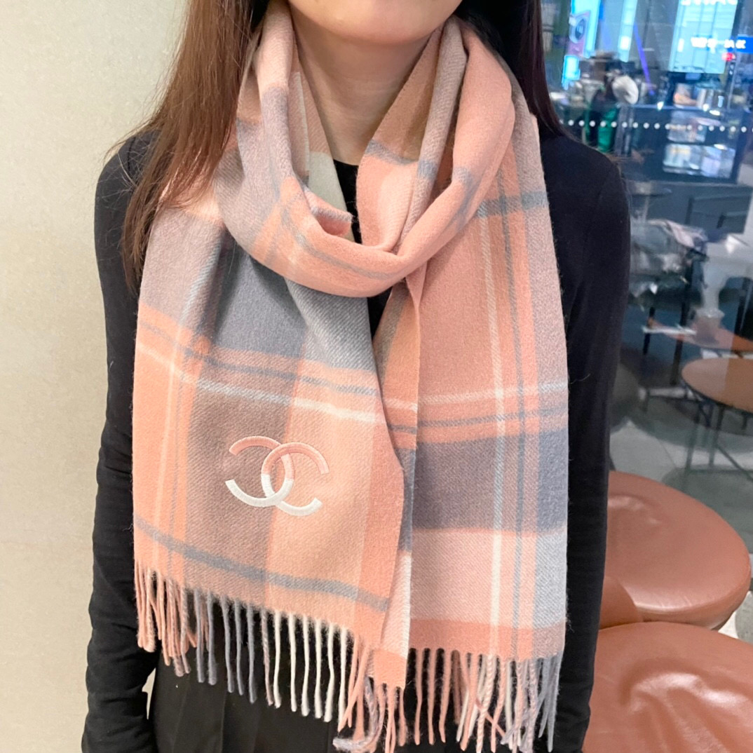 NO:188539,New style, matching tools, Chanel series, exclusive to VIP products, top imported Scottish wool weaving, making scarves elastic and soft and skin-friendly, extremely noble and elegant, intellectual style, simple and atmospheric design, absolutely not fancy style, absolutely niche products, not everyone knows its goodness, absolutely the first choice for savoring life, must-have accessories for those who know the goods. A must-have for casual style matching!  [Color][Color][Color] Please take a detour for laymen 32* wool high-version scarf, high-version scarf, chanel19860909新款 搭配利器 香奈儿系列货 专供vip 产品 顶级苏格兰进口羊毛纹路织法使围巾赋有弹性且柔软亲肤  无比的高贵优雅 知性的款式 简洁大气的设计 绝对的不是花里胡哨的款式绝对的是小众产品 不是谁都懂的它的好 绝对的品味生活的首选搭配饰品 识货者必入.休闲风格搭配必备哦！[色][色][色]外行请绕道 32*羊毛高版本围巾,高版本围巾,chanel,scarf