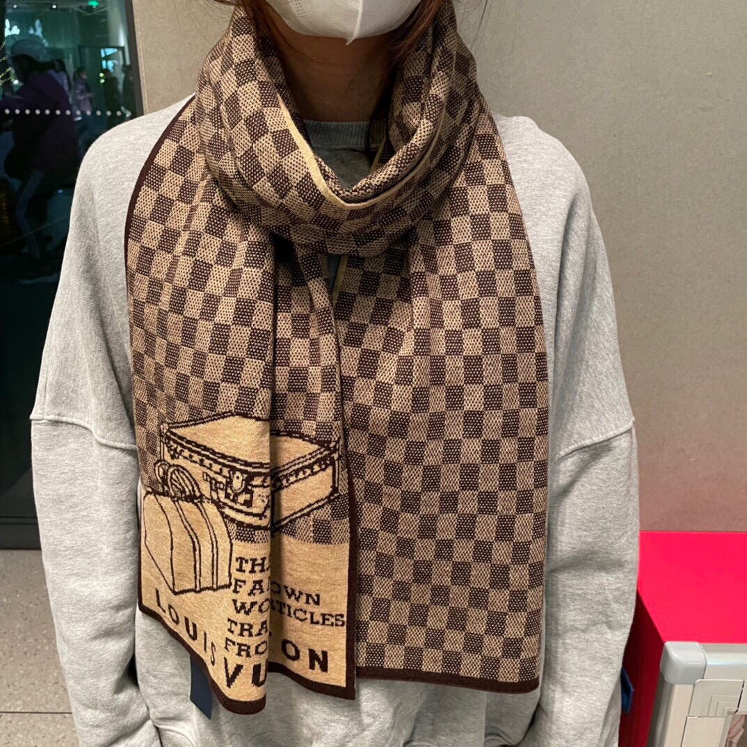 NO:188544,The latest knitted jacquard style of the new autumn and winter style of the Lujia family. The color matching of high-end designers takes into account the upper body effect and color saturation, and the color will be rich and deep. This style is matched with high-end customization!  The color of the cover is full, and this thickness can perfectly express the strength and softness of the lines and surfaces are fully expressed 32*180cm. The same high-end scarf for men and women, high-end scarf, louis vuitton, louis vuitton19860909驴家秋冬新款最新针织提花风格,高端设计师配色均考虑上身效果和色彩饱和度,色泽会浓郁而深.此款配以高端定制！套色饱满,这样的厚度能完美的表现济,线条与面的力度及柔美被表现的淋漓尽致32*180cm 男女同款高版本围巾,高版本围巾,louis vuitton,louis vuitton,scarf