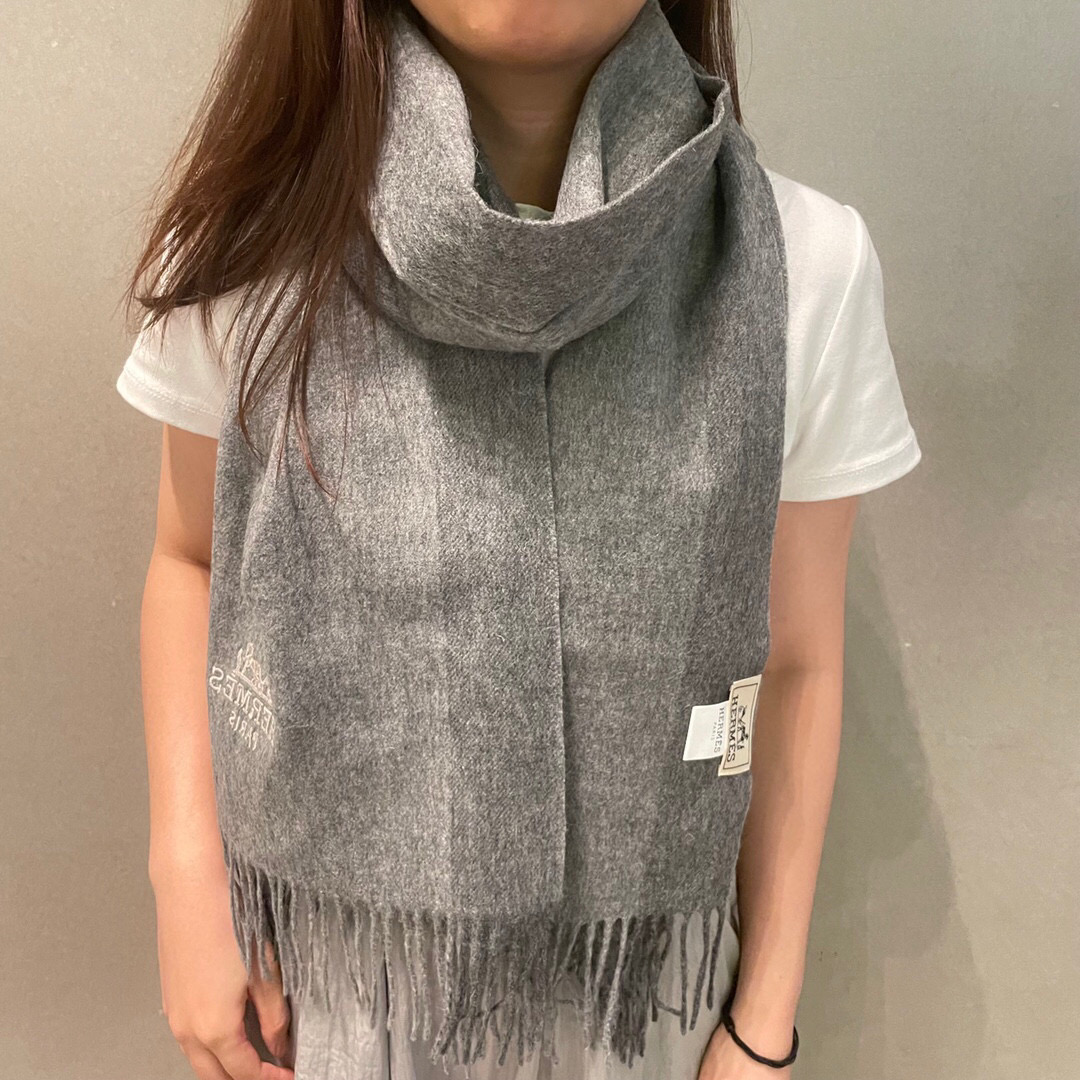 NO:188546,New Hermes men's women's scarves are bought and cherished~ They are all export orders, so it is difficult to find something that is exquisite and exquisite. You must buy this H-home women's scarf. The style is very feminine and the classic design is very Classical in men and women's styles. The classic and large-scale material uses customer-supplied cashmere, which is very delicate and soft, very beautiful. The upper body effect is invincible, beautiful, elegant and simple, super beautiful color scheme, any boy and girl will like, the small logo is very exquisite and has a texture but not ostentatious~~ It is very suitable to match with formal wear or casual wear~ It is completely OK to fold or circle around, gentleman and stylish~ with warm demeanor. Material cashmere, size 32x180 high-version scarf, high-version scarf, christian louboutin, hermes19860909上新 爱马仕男 女款围巾且买且珍惜~都是出口订单所以比较难遇东西讲究少而精好看的一定要收这款H家女士围巾,款式很有女性魅力是男女款里非常Classical的设计,经典大方面料采用的是客供的羊绒细腻柔软度都非常的好,非常漂亮.上身效果无敌好看大气简约,超级好看的配色,任何男生女生都会喜欢的款吧小小Logo非常精致的点缀有质感不张扬~~搭配正装或者搭配休闲装都很合适~对折挂围或者绕圈围都完全可以,绅士有型~有温度的风度.材质羊绒,尺寸32x180高版本围巾,高版本围巾,christian louboutin,hermes,scarf