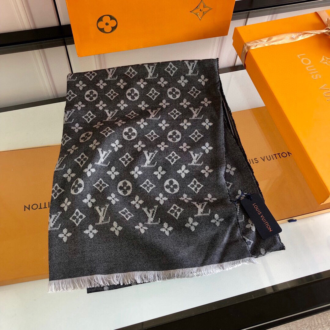 NO:188555,The latest top-level high-end design of the new Lv, the real thing is truly beautiful. The shawl is printed and painted in a very good way. The details can be seen. The whole scarf gives people aura and is very exquisite. The high-end VIP recommendation is definitely worth buying. Size: 70xcm, 2 colors, material: cashmere high-version scarf, high-version scarf, louis vuitton, shawls19860909上新Lv最新款顶级高端设计,实物真心美 披肩配以印花无论设计喷绘都是非常到位细节都可见整个围巾给人气场的同时又非常精致高端VIP推荐绝对值得入手的新款尺寸:70xcm,2色,材质:羊绒高版本围巾,高版本围巾,louis vuitton,shawls,scarf