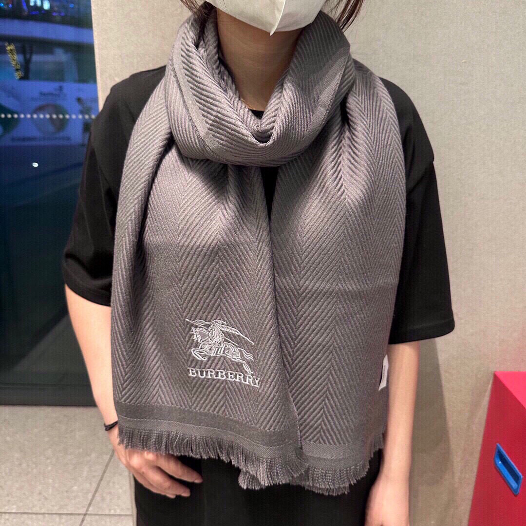 NO:188821,Arrived The new Burberry model arrived!  Overseas original list, counter original version, exquisite. This year's super popular color is casual and versatile and stylish, and it is stunning. It is wrapped around the neck and put on the shoulders. It is very perfect and elegant. 15* velvet fabric, ruthless men's welfare high-version scarf, high-version scarf, burberry19860909到货了 巴宝莉新款到货！海外原单,专柜原版,精美 今年超流行的款颜色随便百搭精神现时尚级惊艳,绕在颈披在肩超级完美非常显气质15*丝绒面料,狠货男仕福利高版本围巾,高版本围巾,burberry,scarf