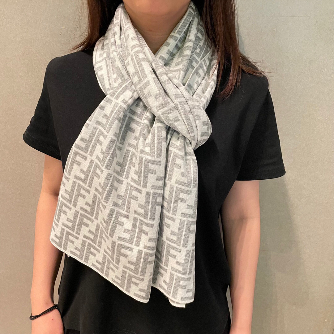 NO:188825,The classic FF letter element scarf, the counter is also a good thing. This year's Fendi also took off. It's so popular. This is really a real good thing. The real material is very heavy. Whether domestic or foreign, it is basically out of stock. This FF wind will continue to blow. It is said that many people go to the counter to buy the full series of FF. In short, it is a surprise. Don't think it's too small. This specification is getting fewer and fewer. Cherish it. The upper body effect is very powerful!  Definitely a big deal!  The clear and clear FF letters are firm and distinct, and the style is very stylish. You can amazing the audience if you take photos with your mobile phone. The high-density and exquisite work of big brands is really exquisite and craftsmanship. Specifications, 32 high-version scarf, high-version scarf, fendi19860909经典FF字母元素围巾,专柜也是刚上架的好玩意儿今年的芬迪也是起飞的架势,火的不要不要的,这款真真儿的正儿八经的好东西,真材实料非常重磅,不管国内还是国外基本也是全线断货的节奏,这股FF风会继续吹下去,据说很多人去专柜只要是FF都全系列的买,总之是惊喜.不要嫌少,这种规格越来越少且珍惜.上身效果气场非常强大！绝对是重磅！清晰明了的FF字母,紧致分明,版型更是非常有型,用手机拍出来都能惊艳全场高密度精工细作大牌的东西真的非常考究,匠心之作.规格,32高版本围巾,高版本围巾,fendi,scarf