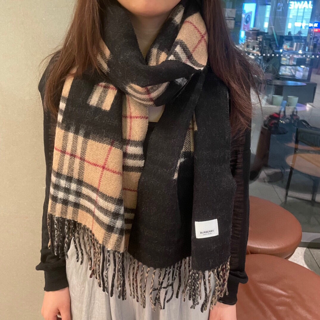 NO:188829,The latest British counter list of Burberry double-sided jacquard lamb plush scarf is that one side is classic cashmere plaid letters jacquard, one side is solid color jacquard, one equals 2 scarves, produced by OEM, weaving is too complicated and takes too long, size 30*180cm, the effect is super great, it is really the best double-sided Burberry, it is out of the market F goods N streets. The official website is synchronized, two colors are available, purely a welfare model, come and find the bargain... High-version scarf, high-version scarf, burberry19860909Burberry双面提花羊羔毛绒围巾最新英国专柜的单子极品奢华点在于一面是经典羊绒格子字母徽标提花,一面纯色徽标提花,一条等于2条围巾,代工厂出品,织造太复杂,耗时太长了,尺寸30*180cm,效果是超级棒的,真的是最好的双面Burberry了,甩市场F货N条街 官网同步,二色可选,纯属福利款了,快来捡漏吧……高版本围巾,高版本围巾,burberry,scarf