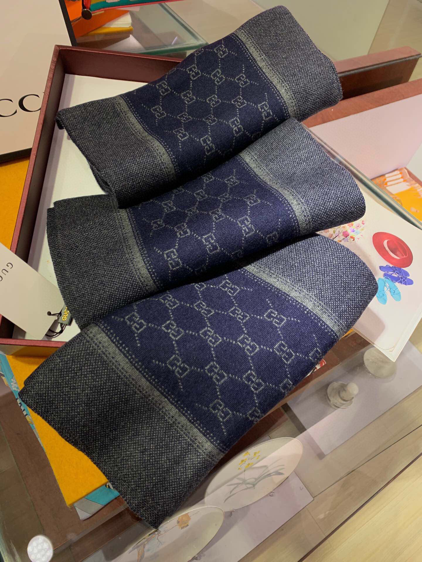 NO:188814,We buy and cherish our men's scarves~~There are really few men's models, and only a few are sold in a year, so they are all export orders, so it is difficult to encounter. Men's things are small and exquisite, and good-looking men's models must be collected!  This Gucci men's scarf has a very masculine style and is a very Classical design for men's style. In terms of classic materials, it is made of cashmere provided by customers. It is super invincible, soft and glutinous, delicate and soft, and has excellent upper body effect. It looks beautiful, elegant and simple. It is a super good-looking male god color. Any boy will like it. The small presbyopia GG is very exquisitely decorated, with texture but not ostentatious~ The tail is a little benefit everyone~ cashmere, specifications of 30*180cm, with formal wear or casual wear, it is very suitable for folding or circle, it is completely possible to have a gentlemanly styled~ Warm and high-end scarf, high-end scarf, christian louboutin, gucci19860909非常稳我们的男款围巾且买且珍惜~~男款真的很少,一年也就出几款,都是出口订单所以比较难遇.男人的东西讲究少而精,好看的男款一定要收！这款Gucci男士围巾,款式很有男性魅力,是男款里非常Classical的设计,经典大方面料采用的是客供的羊绒,超级无敌软糯糯,细腻柔软度都非常的好,上身效果无敌好看大气简约,超级好看的男神配色,任何男生都会喜欢的款吧,小小的老花GG非常精致的点缀,有质感不张扬~尾单余一丢丢福利大家~羊绒,规格30*180cm搭配正装或者搭配休闲装都很合适~对折挂围或者绕圈围都完全可以,绅士有型~有温度的风度高版本围巾,高版本围巾,christian louboutin,gucci,scarf