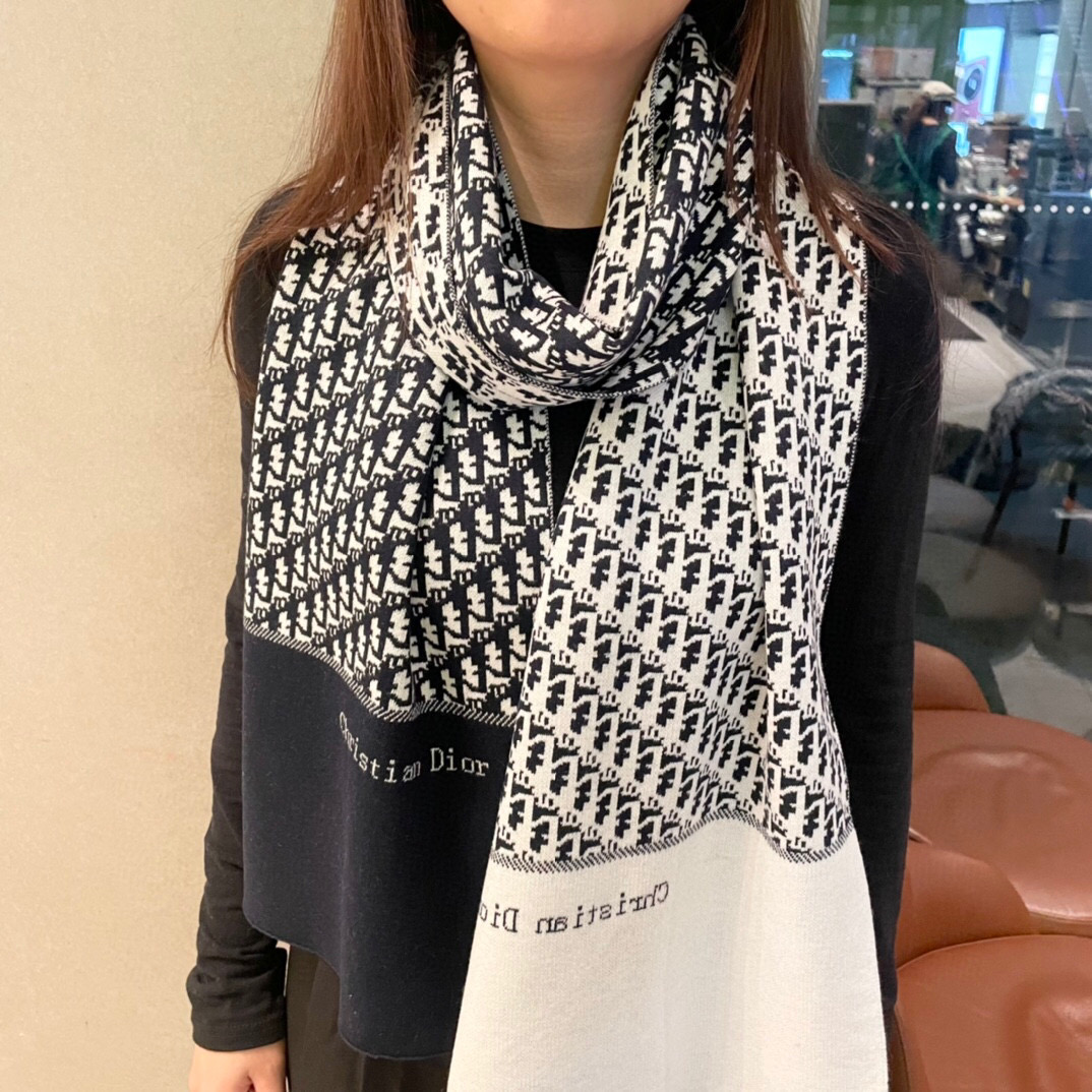 NO:188816,The latest model of the counter is coming to the top color weaving process. This process is only available in the big brand pure OEM factory. Top knitted and cashmere scarf. High-end products. Fashion brand colors are super positive, super soft, warm and skin-friendly. Simple plain colors are very elegant. It is really rare. The 32*180cm size long scarf is definitely a high-end quality that you can wear and go to the major counters for a walk with confidence. High-version scarf, high-version scarf, dior19860909专柜最新款迪奥火爆来袭顶级色织工艺此工艺只有大牌纯正代工厂才有的工艺顶级针织加羊绒围巾高尖端产物时尚大牌颜色超正超级柔软保暖亲肤,简单的素色非常大气..真的是臻品罕见.32*180cm尺寸长巾绝对是手慢无的高端精品戴着它可以放心的去各大专柜遛弯哦,高版本围巾,高版本围巾,dior,scarf