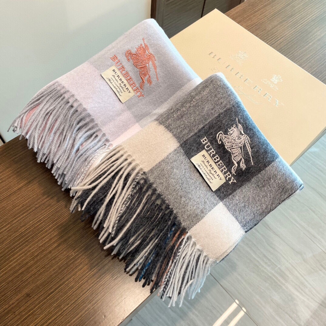 NO:188818,Burberry Bur specializes in the cabinet, couple's shawl, scarf, shawl, and heavy weight. Bur original single-style room latest model is specially sold in the cabinet. 16,000 people must-have bur single products that are suitable for any coat and down jacket. The hands are soft and delicate. The warm-proof stick is the must-have lamb cashmere material features, plus embroidered war horse design, which is really very good!  Beautiful and soft, comfortable and breathable. Lamb cashmere 330g large gram heavy and thick, warm. 60180 cocoa high-end scarf, high-end scarf, burberry, burberry, down jacket, shawls19860909巴宝莉 bur专爱柜心情侣披肩围巾披肩磅重来了 bur原单殿堂皇级室最新款专在柜售16000 人必手备的bur单品搭任配何大衣羽绒服必备的手柔感软细腻 保度暖级棒 南北方冬必季备羔羊绒材质特点上加刺绣战马设的计 真的极其造好型！美极到致手感柔舒软适透气 羔羊绒330g大克重极厚保实暖 60180可可披围高版本围巾,高版本围巾,burberry,burberry,down jacket,shawls,scarf