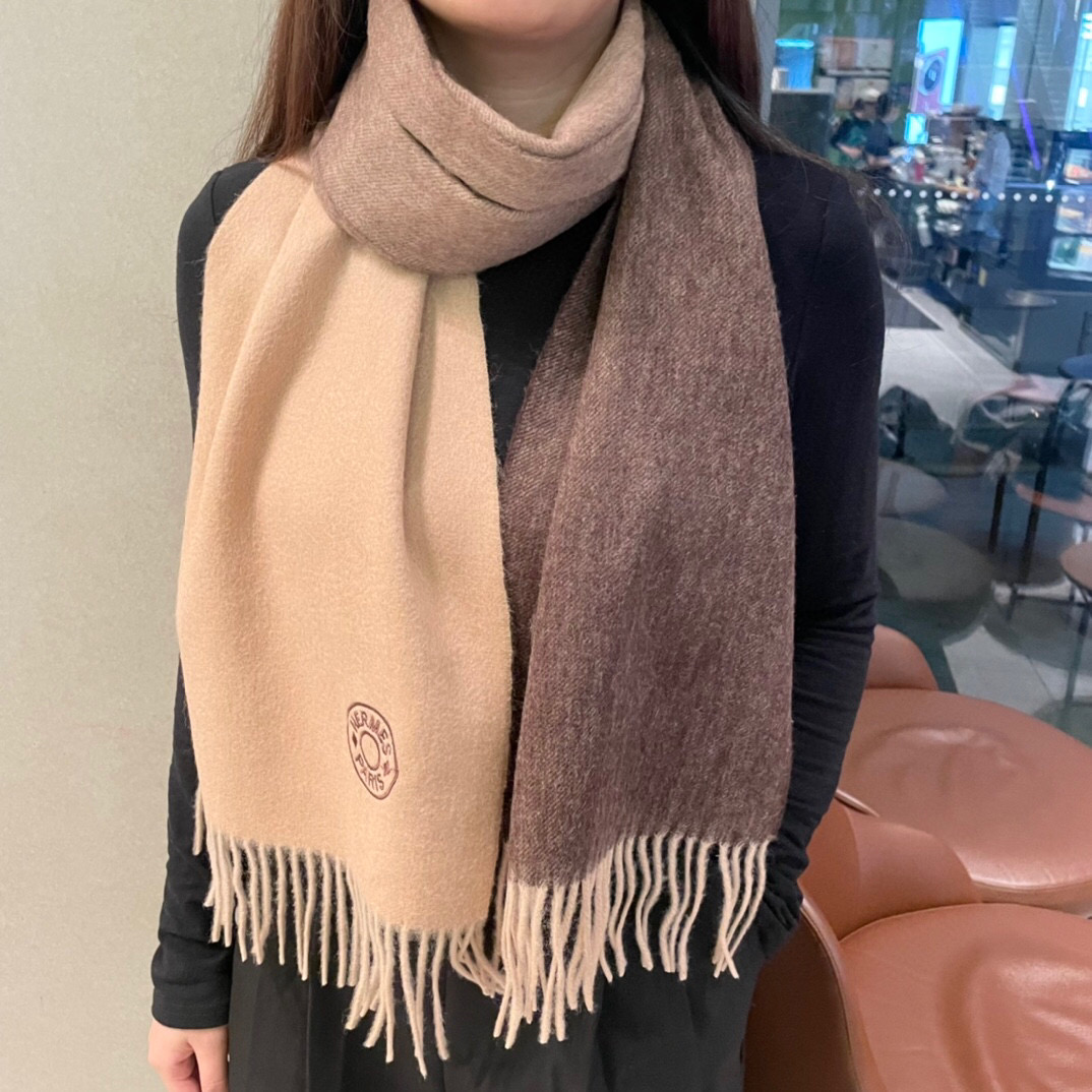 NO:189009,Hermes gradient color universal double-sided cashmere scarf factory selected the best ultra-fine cashmere fiber. It is purely hand-combed, which is time-consuming and labor-intensive. Then soaked in clear spring water to make the cashmere fiber present a unique fluffy texture. The feel is so delicate. Finally, with exquisite imprinting and ironing technology, it has a luxurious and soft surface luster. The process is particularly complicated. Using Mongolian Plateau fine cashmere!  !  The touch is full of delicate fluff!  This price is absolutely 100% affordable!  Exquisite embroidery craftsmanship!  It’s good to keep your own gifts!  Absolutely good product!  Size 210 (including minus) * 33 high-version scarf, high-version scarf, hermes19860909爱马仕渐变色通用双面羊绒围巾代工厂臻选上乘的超细羊绒纤维 进行纯手工精梳处理 耗时耗力 再以清泉水浸泡涤荡 使羊绒纤维呈现出独特的蓬松质感 手感才如此细腻 最后以考究压印与熨烫工艺 才有奢华柔和的表面光泽 工艺特别复杂哦采用蒙古高原细羊绒！！手感满满地都是细腻的绒毛！这个价格绝对百分之百的实惠！精湛绝伦的绣字工艺！送礼自留都不错！绝对好货！尺寸210（含须）*33高版本围巾,高版本围巾,hermes,scarf
