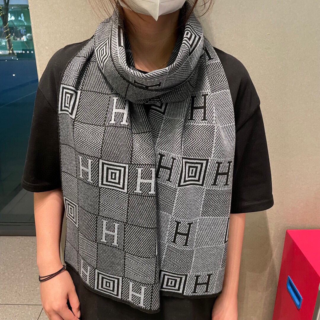 NO:189012,The latest knitted jacquard style of the new autumn and winter models of H-home, high-end designers have the upper body effect and color saturation, and the color will be rich and deep. This model is equipped with high-end customization!  The color of the cover is full, and this thickness can perfectly express the strength and softness of the lines and surfaces are fully expressed 32*cm. The same high-version scarf for men and women, the high-version scarf19860909H家秋冬新款最新针织提花风格,高端设计师配色均考虑上身效果和色彩饱和度,色泽会浓郁而深.此款配以高端定制！套色饱满,这样的厚度能完美的表现济,线条与面的力度及柔美被表现的淋漓尽致32*cm 男女同款高版本围巾,高版本围巾,scarf