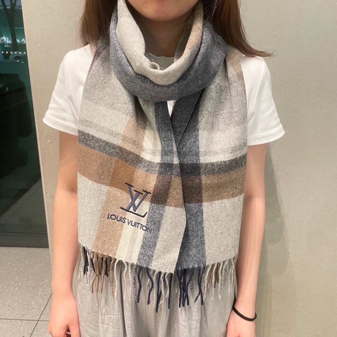 NO:189016,The LV style is very masculine. In terms of classic materials, it is made of pure cashmere, which is very delicate and soft, and is very beautiful. The upper body effect is invincible, beautiful, elegant and simple, super beautiful, male and female goddess color matching, a style that any boy and girl will like. The small logo is very exquisitely decorated, with texture but not ostentatious~ The tail is a little bit more benefit everyone~ cashmere, specifications of 30*cm are suitable for formal wear or casual wear~ folding or circle surrounding is perfect, high-version scarf, high-version scarf, louis vuitton19860909LV款式很有男性魅力,经典大方面料采用的是客供纯羊绒,细腻柔软度都非常的好,非常漂亮.上身效果无敌好看大气简约,超级好看的男女神配色,任何男女生都会喜欢的款吧,小小Logo非常精致的点缀,有质感不张扬~尾单余一丢丢福利大家~羊绒,规格30*cm搭配正装或者搭配休闲装都很合适~对折挂围或者绕圈围都完全可以,高版本围巾,高版本围巾,louis vuitton,scarf