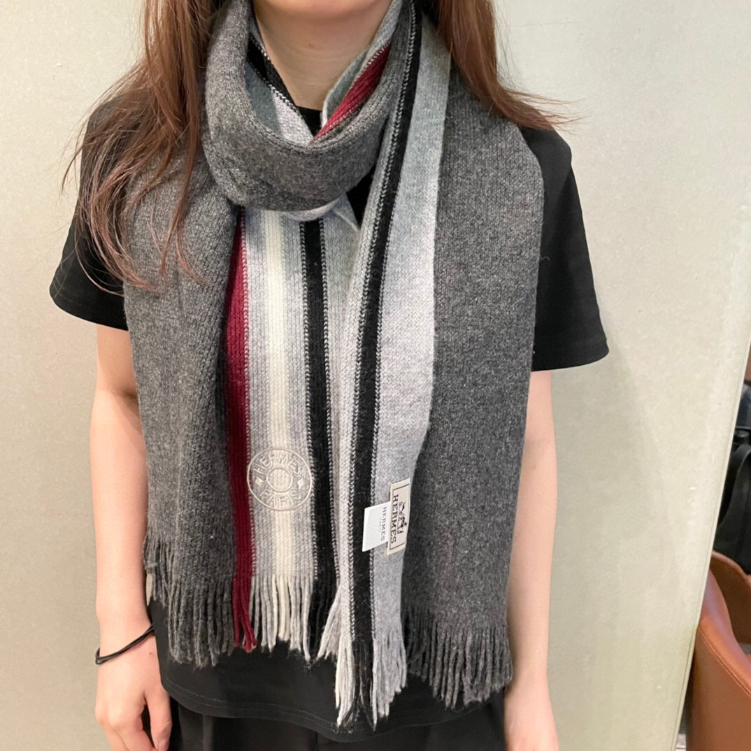NO:189050,New Hermes men's and women's scarves are bought and cherished~ They are all export orders, so it is difficult to find something that is exquisite and beautiful. You must buy this H-home women's scarf. The style is very feminine and the charm is very Classical in the men's and women's styles. The classic and large-scale material uses customer-supplied cashmere, which is very delicate and soft, very beautiful. The upper body effect is invincible, beautiful, elegant and simple, super beautiful color scheme, any boy and girl will like, the small logo is very exquisitely embellished with texture and not ostentatious~~ It is very suitable to match formal wear or casual wear~ it is completely foldable or circled, gentleman and stylish, with a warm demeanor. Material cashmere, size 32x high-version scarf, high-version scarf, christian louboutin, hermes19860909上新爱马仕男女款围巾且买且珍惜~都是出口订单所以比较难遇东西讲究少而精好看的一定要收这款H家女士围巾,款式很有女性魅力是男女款里非常Classical的设计,经典大方面料采用的是客供的羊绒细腻柔软度都非常的好,非常漂亮.上身效果无敌好看大气简约,超级好看的配色,任何男生女生都会喜欢的款吧小小Logo非常精致的点缀有质感不张扬~~搭配正装或者搭配休闲装都很合适~对折挂围或者绕圈围都完全可以,绅士有型~有温度的风度.材质羊绒,尺寸32x高版本围巾,高版本围巾,christian louboutin,hermes,scarf