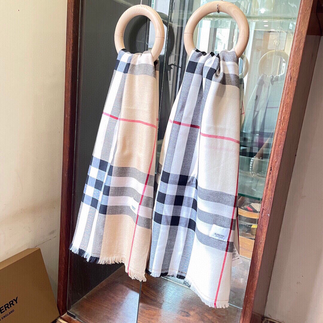  Bur新款复古格子，show款限量，一如既往的经典格子，流行了100年都没有过时，最经典的格子给你们福