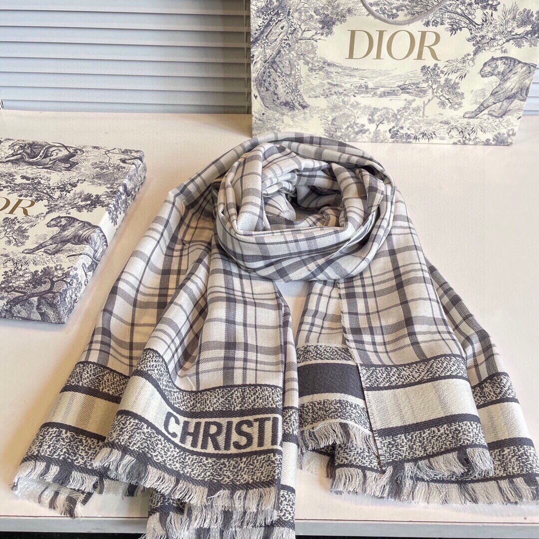 【▪️这样的Dior真的无敌时髦百搭！！】Dior新款【格子图案披肩】！！气质到灵魂深处啊。独有的格调，
