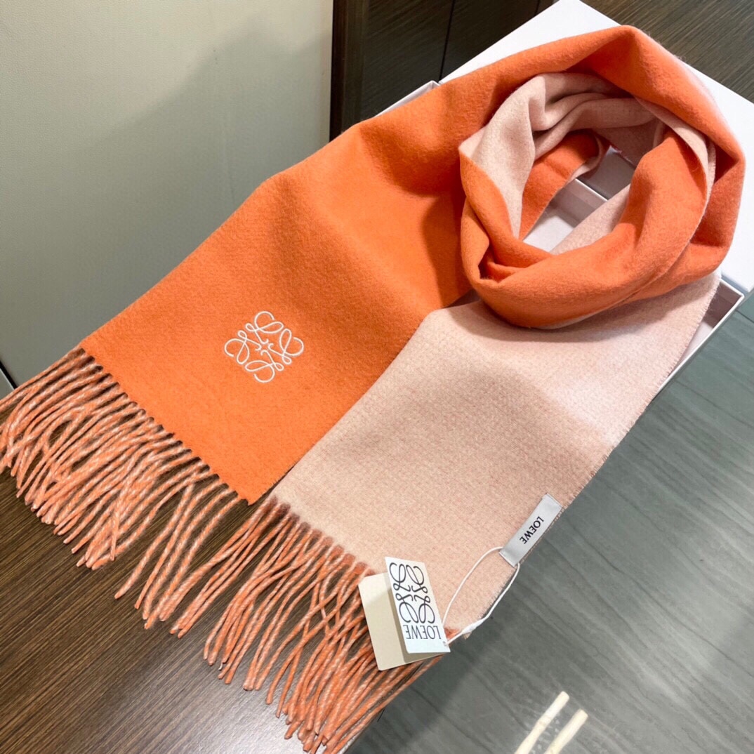 。爆款‼️顶级高尖端⚠️【LOEWE罗意威直供迪拜出口货‼️】🎀官网双面罗意威2024新品✨双面羊绒围巾