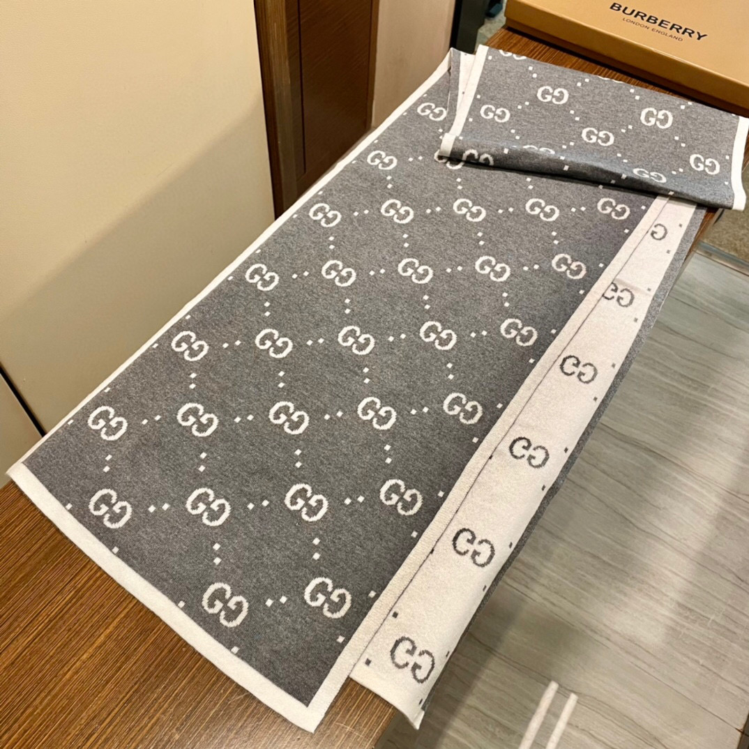  爆款上👍 G家独家牛货【GG针织蜜蜂】🐂 高端品质针织拼接围巾‼️这种精品是市场上及其少见的，GG元素