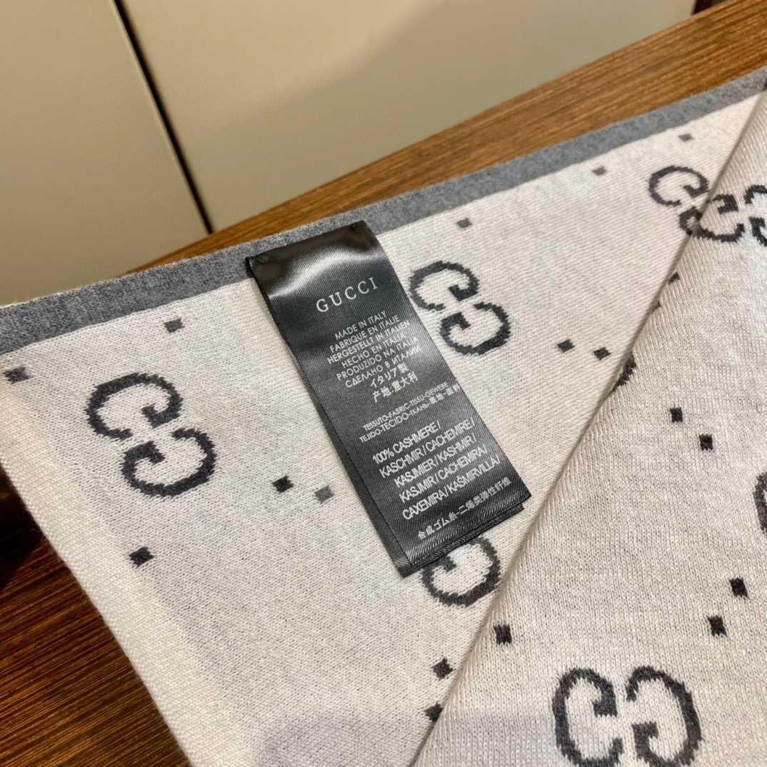  爆款上👍 G家独家牛货【GG针织蜜蜂】🐂 高端品质针织拼接围巾‼️这种精品是市场上及其少见的，GG元素
