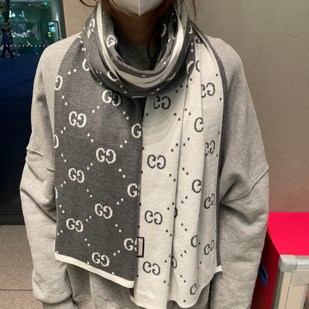  爆款上👍 G家独家牛货【GG针织蜜蜂】🐂 高端品质针织拼接围巾‼️这种精品是市场上及其少见的，GG元素