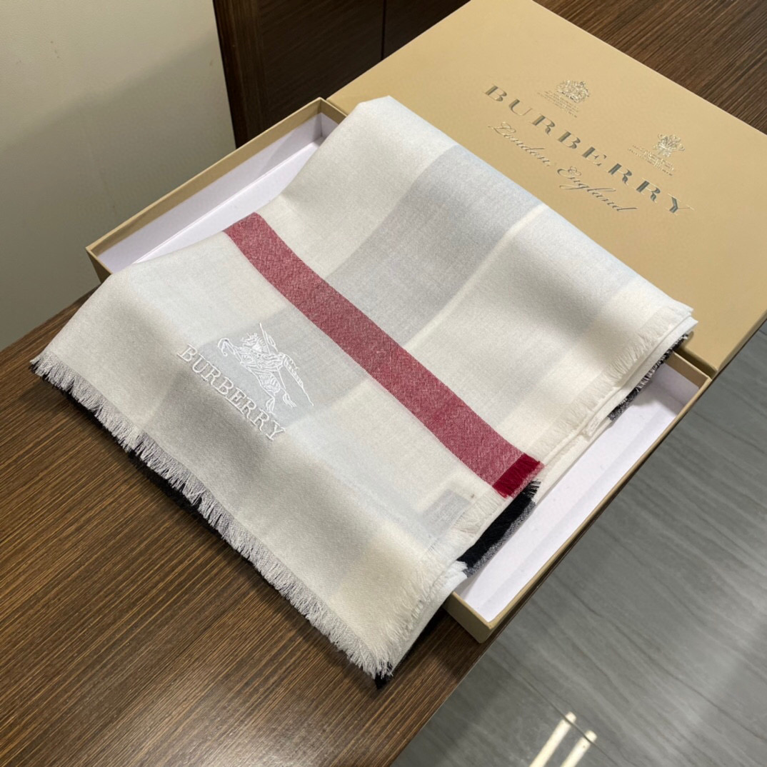  巴宝莉Burberry  经典专柜款、专柜同步 超薄羊绒格子方巾现货秒发  衣柜必备经典款VIP推荐！