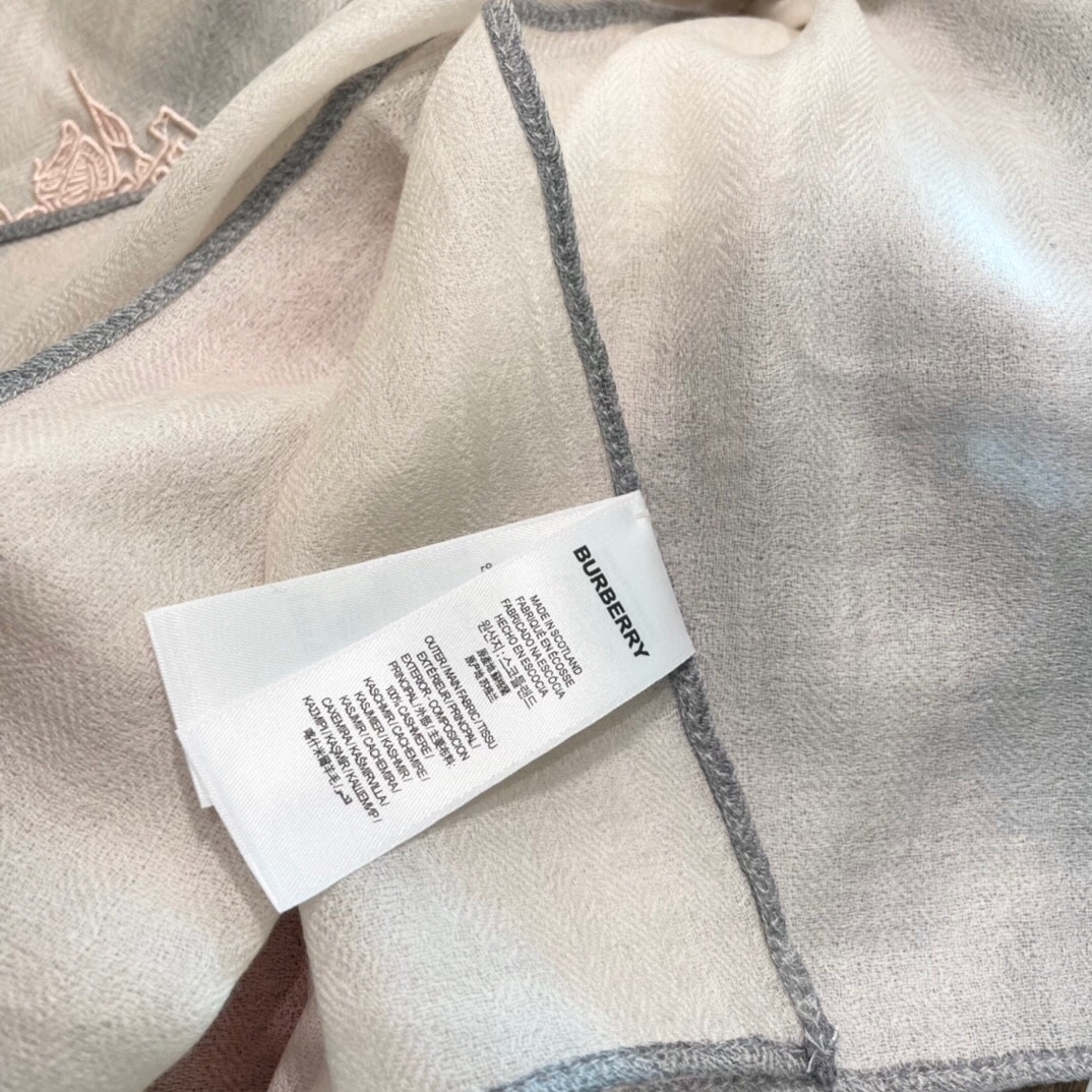 巴宝莉Burberry  经典专柜款、专柜同步 超薄羊绒格子披肩现货秒发  衣柜必备经典款VIP推荐！