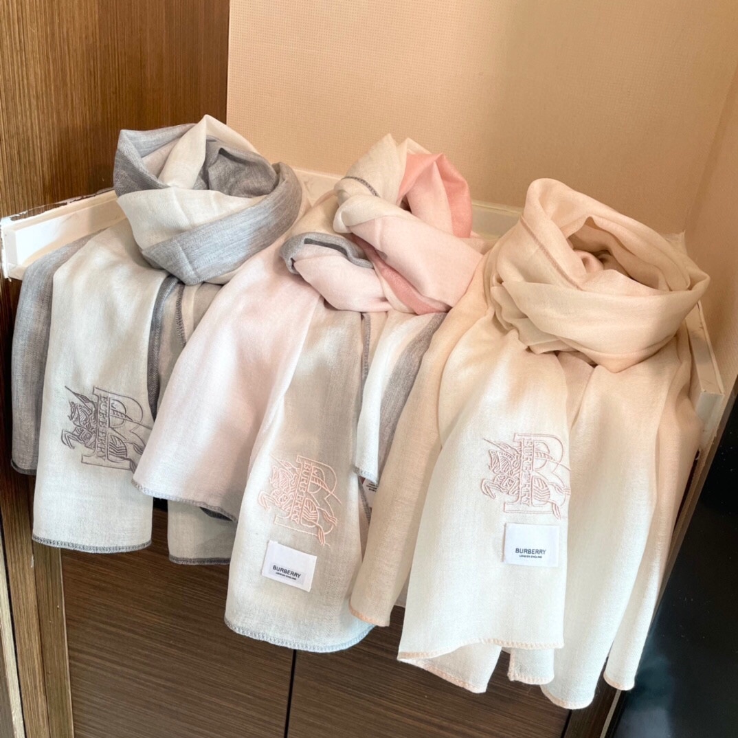  巴宝莉Burberry  经典专柜款、专柜同步 超薄羊绒格子披肩现货秒发  衣柜必备经典款VIP推荐！