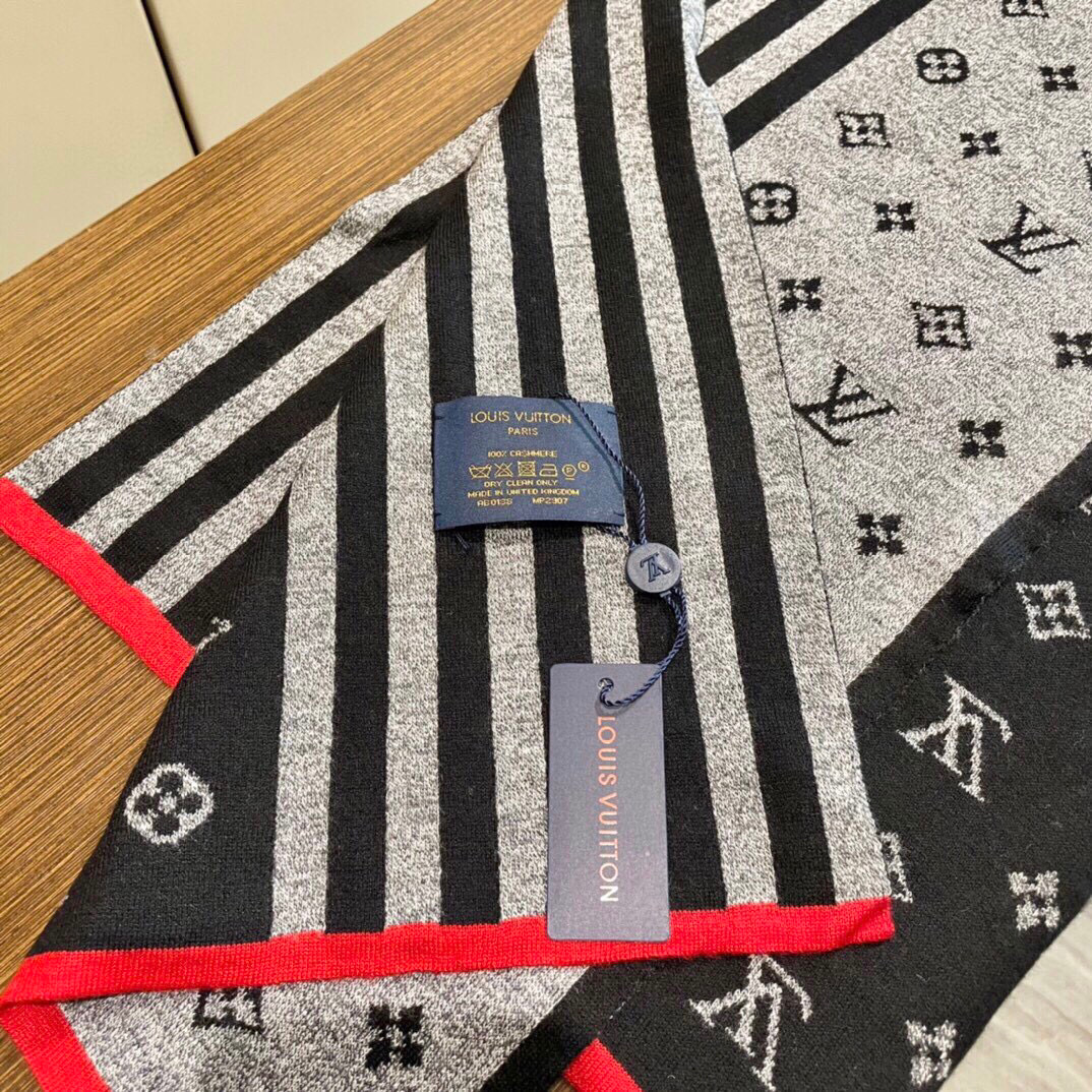  怒推走量新款🎊重磅推荐🎊LV2024官网最新款💥 针织羊绒材质。非常保暖👑 柔软亲肤，不扎脖😍经典素色