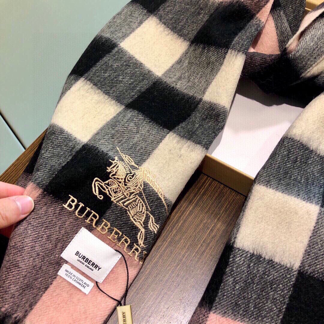  王牌口碑burberry经典羊绒格子围巾‼️专柜最新品相，目前专柜都换上了新标👍经典中的经典.全品相‼
