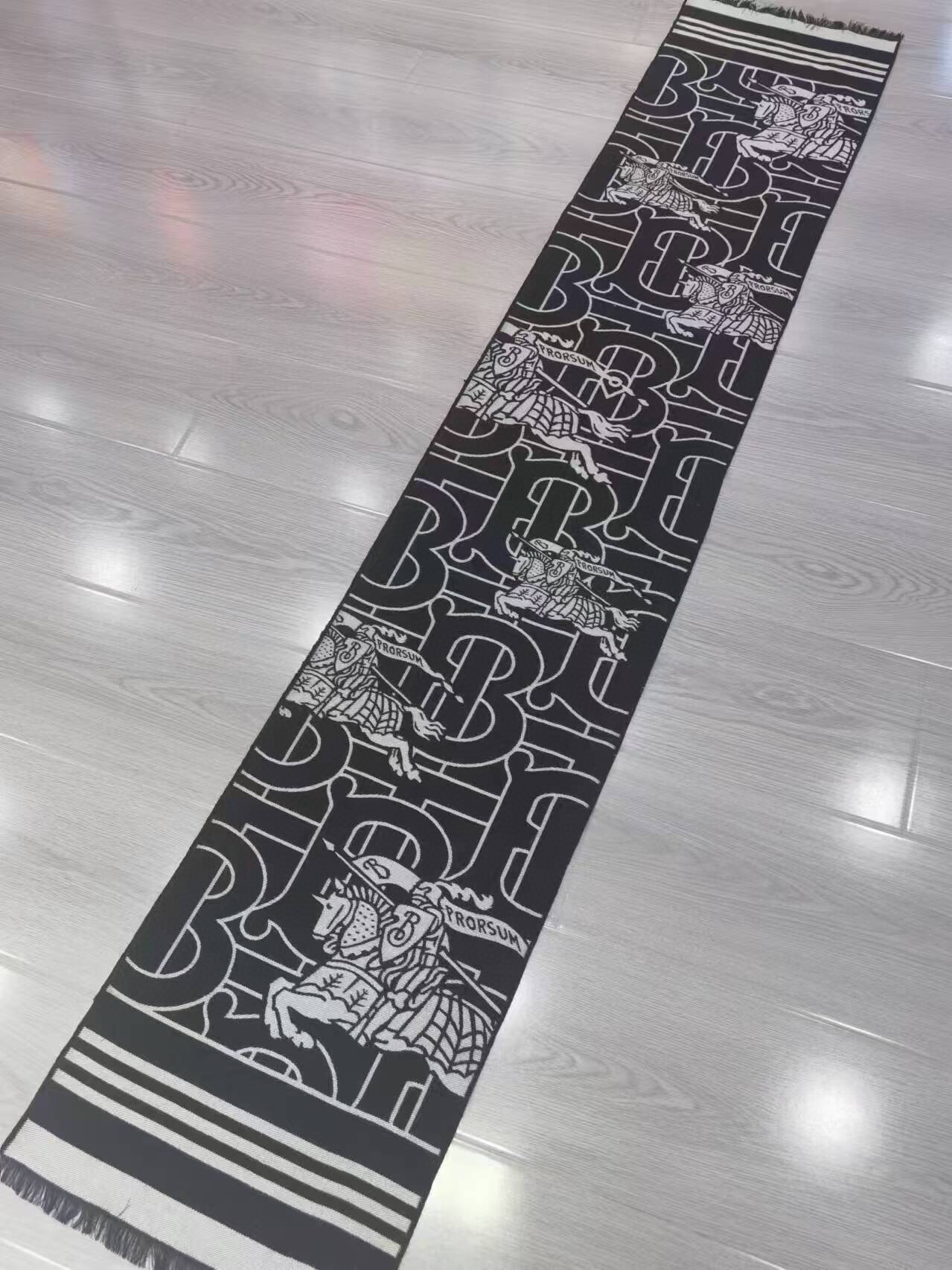  巴宝莉最新款💗牛气满满TB系列限量款❗️双面提花围巾小披肩，男女同款，低调不浮夸，真正高端精品‼️ 产