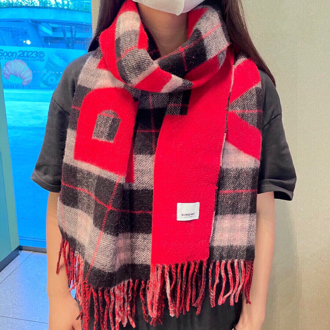 特价 Burberry双面提花羊羔毛绒围巾👍最新英国专柜的单子‼️极品奢华点在于：一面是经典羊绒格子字母