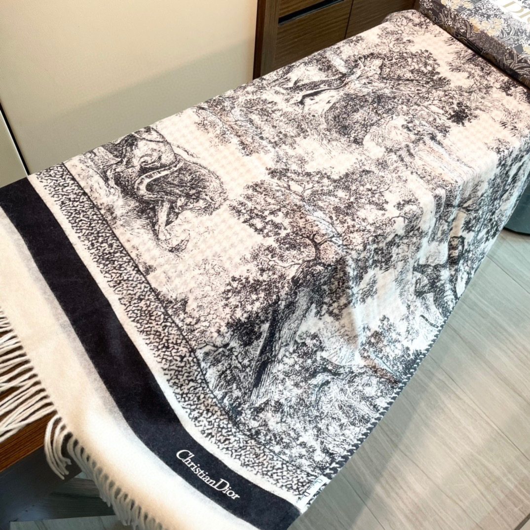 【DIOR 迪奥动物元素流苏长巾】尺寸:70×200CM材质:100%山羊绒爆款，专柜最新款式 双面羊绒