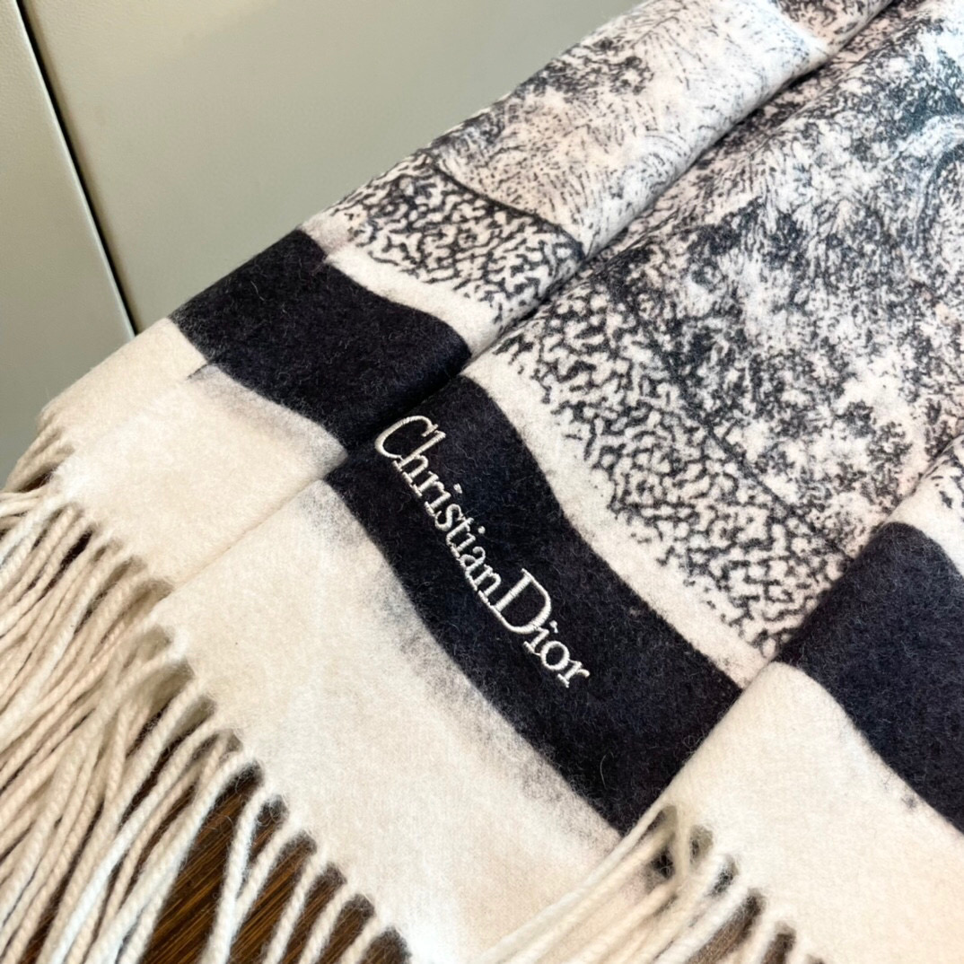 【DIOR 迪奥动物元素流苏长巾】尺寸:70×200CM材质:100%山羊绒爆款，专柜最新款式 双面羊绒