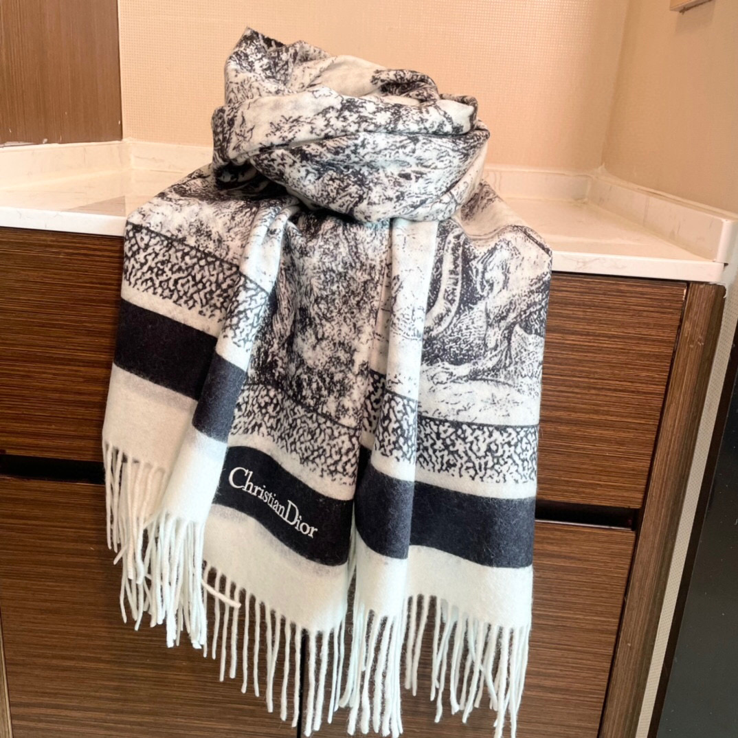 【DIOR 迪奥动物元素流苏长巾】尺寸:70×200CM材质:100%山羊绒爆款，专柜最新款式 双面羊绒