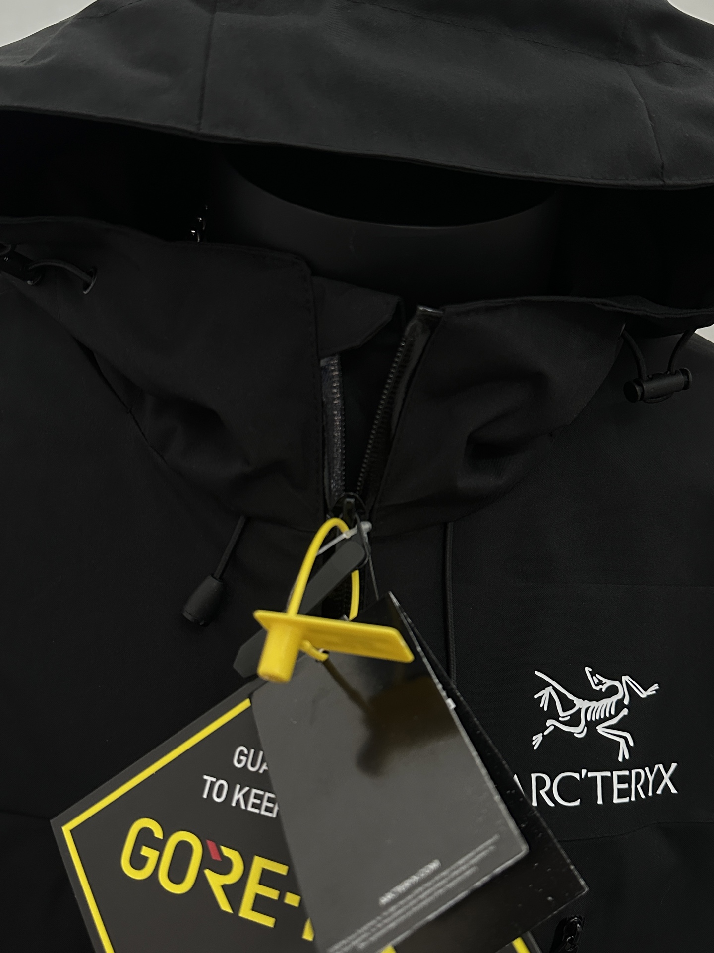 🛒购物价：173💰[原标包装吊牌.户外必备单品新款发售]曜石黑 Arcteryx 始祖鸟 GORE-TEX 防风防水软壳拼接户外冲锋衣 采用GORE-TEX软壳面料，设计胸前拉链立体口袋，深层防风，防水，透气！里料网孔透气柔软舒适，各种细节也是很完美，高质量的体现！这款冲锋衣融合了户外风格与城市时尚，让你无论身处何地都能散发出不拘一格的魅力。走在城市街头，你也能成为焦点休闲运动连帽拉链冲锋衣
尺码S-4XL