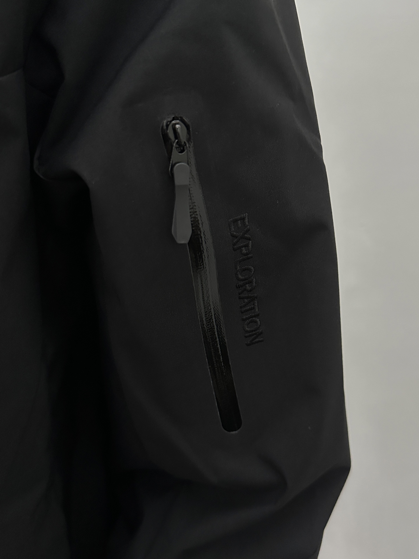 🛒购物价：173💰[原标包装吊牌.户外必备单品新款发售]曜石黑 Arcteryx 始祖鸟 GORE-TEX 防风防水软壳拼接户外冲锋衣 采用GORE-TEX软壳面料，设计胸前拉链立体口袋，深层防风，防水，透气！里料网孔透气柔软舒适，各种细节也是很完美，高质量的体现！这款冲锋衣融合了户外风格与城市时尚，让你无论身处何地都能散发出不拘一格的魅力。走在城市街头，你也能成为焦点休闲运动连帽拉链冲锋衣
尺码S-4XL