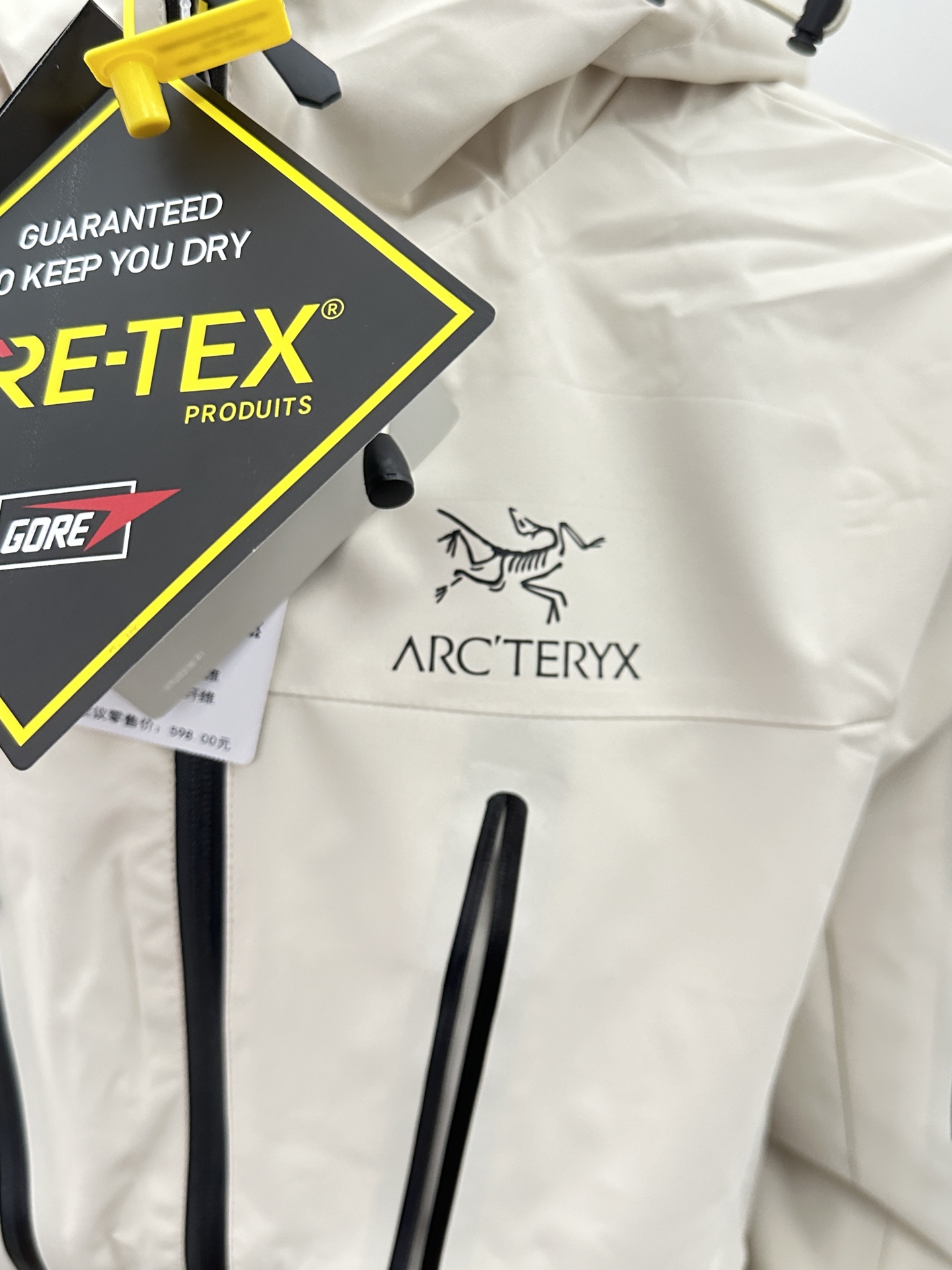 🛒购物价：173💰[原标包装吊牌.户外必备单品新款发售]象牙白Arcteryx 始祖鸟 GORE-TEX 防风防水软壳拼接户外冲锋衣采用GORE-TEX软壳面料，设计胸前拉链立体口袋，深层防风，防水，透气！里料网孔透气柔软舒适，各种细节也是很完美，高质量的体现！这款冲锋衣融合了户外风格与城市时尚，让你无论身处何地都能散发出不拘一格的魅力。走在城市街头，你也能成为焦点休闲运动连帽拉链冲锋衣
尺码S-4XL