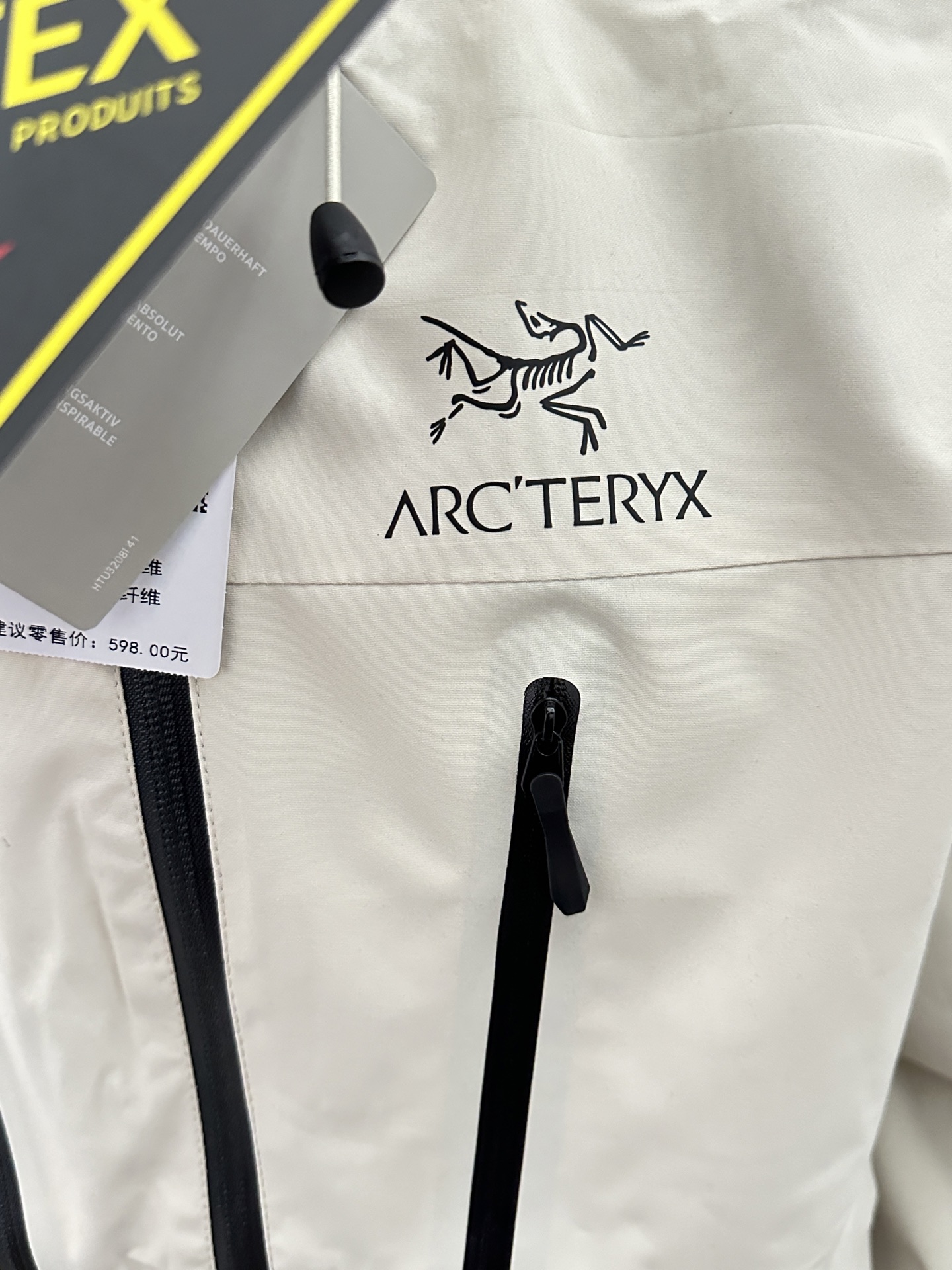 🛒购物价：173💰[原标包装吊牌.户外必备单品新款发售]象牙白Arcteryx 始祖鸟 GORE-TEX 防风防水软壳拼接户外冲锋衣采用GORE-TEX软壳面料，设计胸前拉链立体口袋，深层防风，防水，透气！里料网孔透气柔软舒适，各种细节也是很完美，高质量的体现！这款冲锋衣融合了户外风格与城市时尚，让你无论身处何地都能散发出不拘一格的魅力。走在城市街头，你也能成为焦点休闲运动连帽拉链冲锋衣
尺码S-4XL