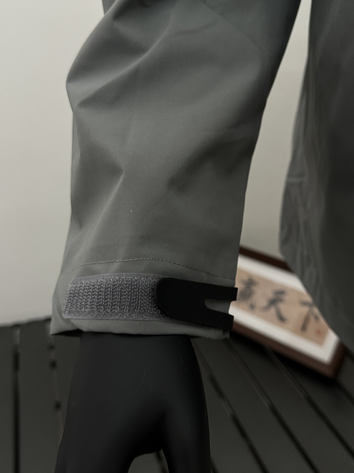 🛒购物价：173💰[原标包装吊牌.户外必备单品新款发售]空间灰 Arcteryx 始祖鸟 GORE-TEX 防风防水软壳拼接户外冲锋衣 采用GORE-TEX软壳面料，设计胸前拉链立体口袋，深层防风，防水，透气！里料网孔透气柔软舒适，各种细节也是很完美，高质量的体现！这款冲锋衣融合了户外风格与城市时尚，让你无论身处何地都能散发出不拘一格的魅力。走在城市街头，你也能成为焦点休闲运动连帽拉链冲锋衣
尺码S-4XL