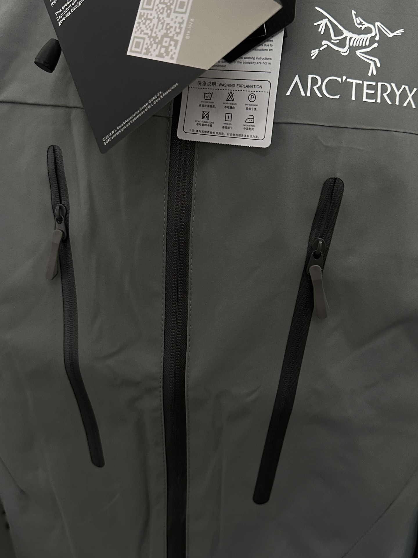 🛒购物价：173💰[原标包装吊牌.户外必备单品新款发售]空间灰 Arcteryx 始祖鸟 GORE-TEX 防风防水软壳拼接户外冲锋衣 采用GORE-TEX软壳面料，设计胸前拉链立体口袋，深层防风，防水，透气！里料网孔透气柔软舒适，各种细节也是很完美，高质量的体现！这款冲锋衣融合了户外风格与城市时尚，让你无论身处何地都能散发出不拘一格的魅力。走在城市街头，你也能成为焦点休闲运动连帽拉链冲锋衣
尺码S-4XL