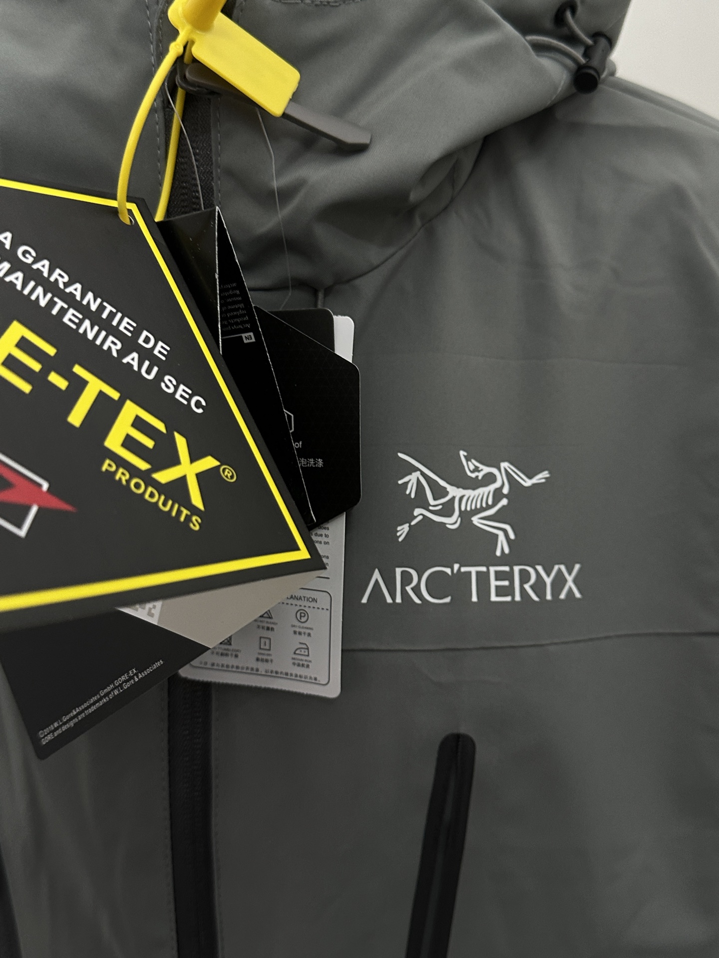 🛒购物价：173💰[原标包装吊牌.户外必备单品新款发售]空间灰 Arcteryx 始祖鸟 GORE-TEX 防风防水软壳拼接户外冲锋衣 采用GORE-TEX软壳面料，设计胸前拉链立体口袋，深层防风，防水，透气！里料网孔透气柔软舒适，各种细节也是很完美，高质量的体现！这款冲锋衣融合了户外风格与城市时尚，让你无论身处何地都能散发出不拘一格的魅力。走在城市街头，你也能成为焦点休闲运动连帽拉链冲锋衣
尺码S-4XL