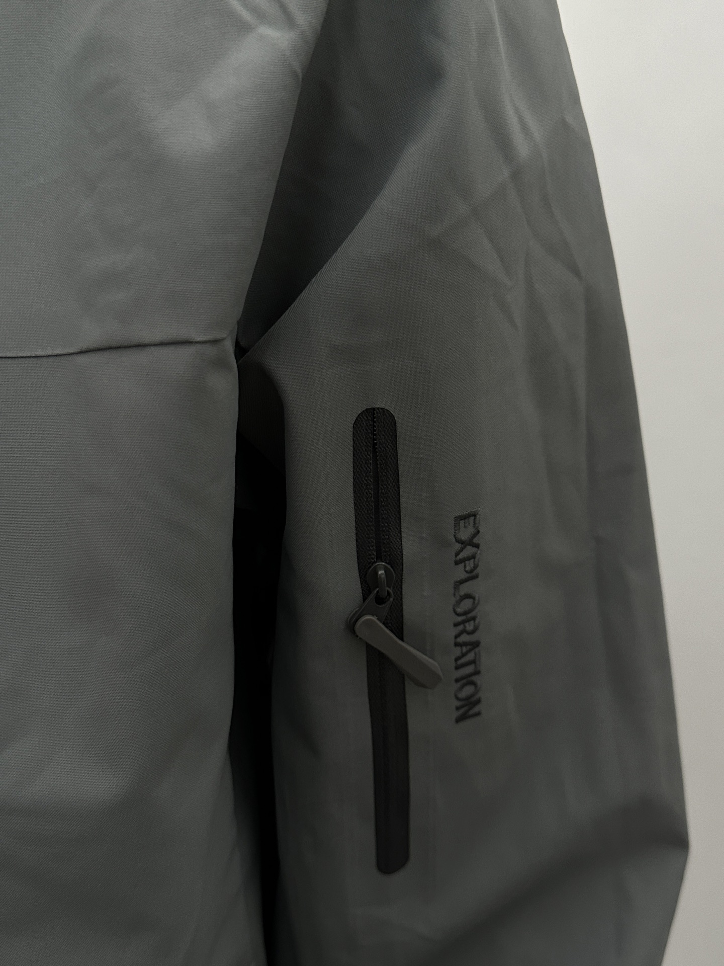 🛒购物价：173💰[原标包装吊牌.户外必备单品新款发售]空间灰 Arcteryx 始祖鸟 GORE-TEX 防风防水软壳拼接户外冲锋衣 采用GORE-TEX软壳面料，设计胸前拉链立体口袋，深层防风，防水，透气！里料网孔透气柔软舒适，各种细节也是很完美，高质量的体现！这款冲锋衣融合了户外风格与城市时尚，让你无论身处何地都能散发出不拘一格的魅力。走在城市街头，你也能成为焦点休闲运动连帽拉链冲锋衣
尺码S-4XL